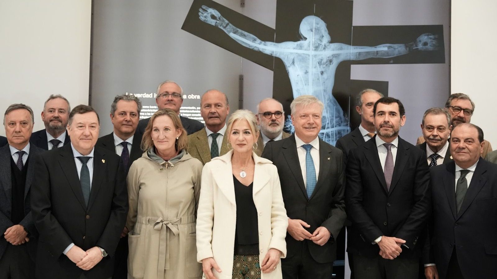 Dirigentes institucionales en la inauguración de la muestra 'La imagen revelada'