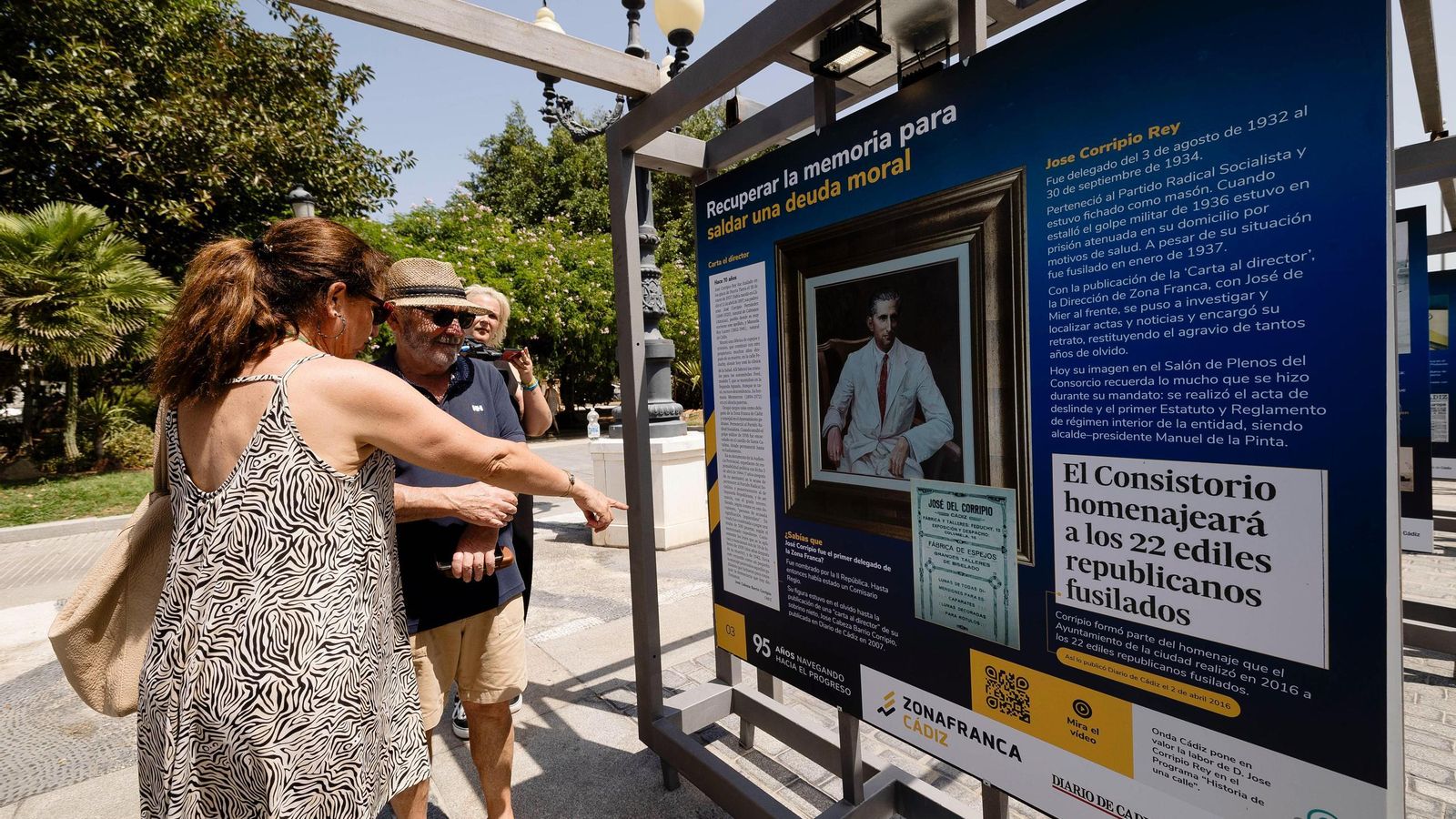Una visitante se detiene a leer la historia de José Corripio del Rey, junto a Fermín del Moral, uno de sus familiares. Una visitante se detiene a leer la historia de José Corripio del Rey, junto a Fermín del Moral, uno de sus familiares.