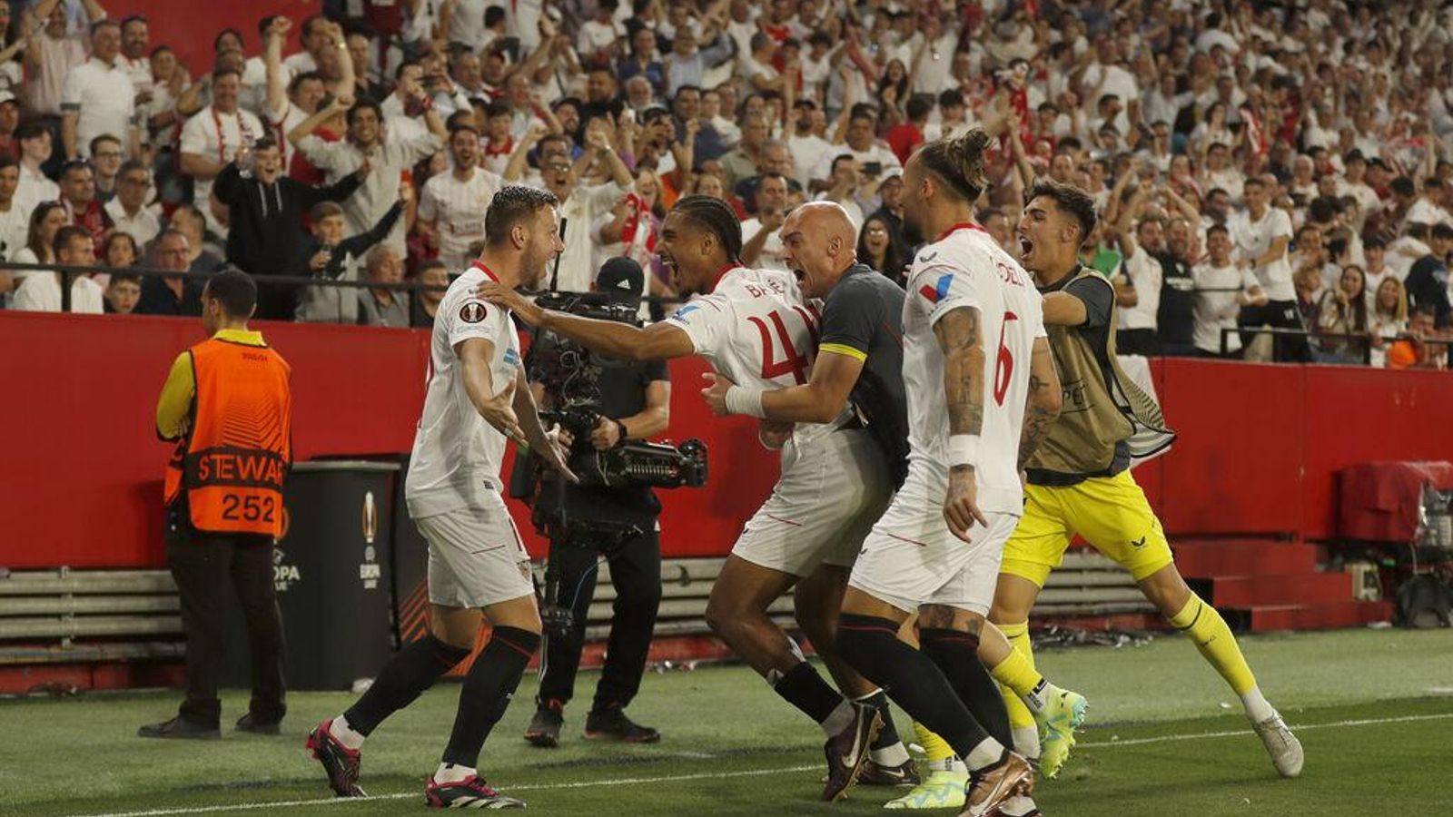 Badé celebra eufórico, agarrado por Dmitrovic, el gol que le sirvió Rakitic ante una grada entregada.