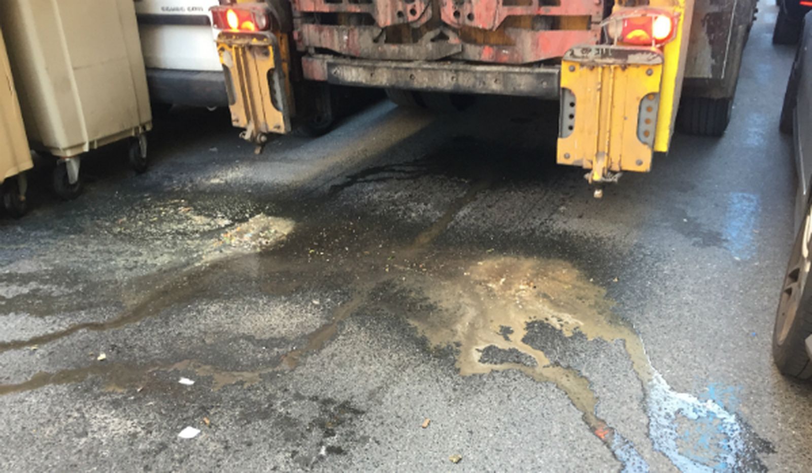 Imagen de los líquidos esparcidos en la calle San Ignacio.