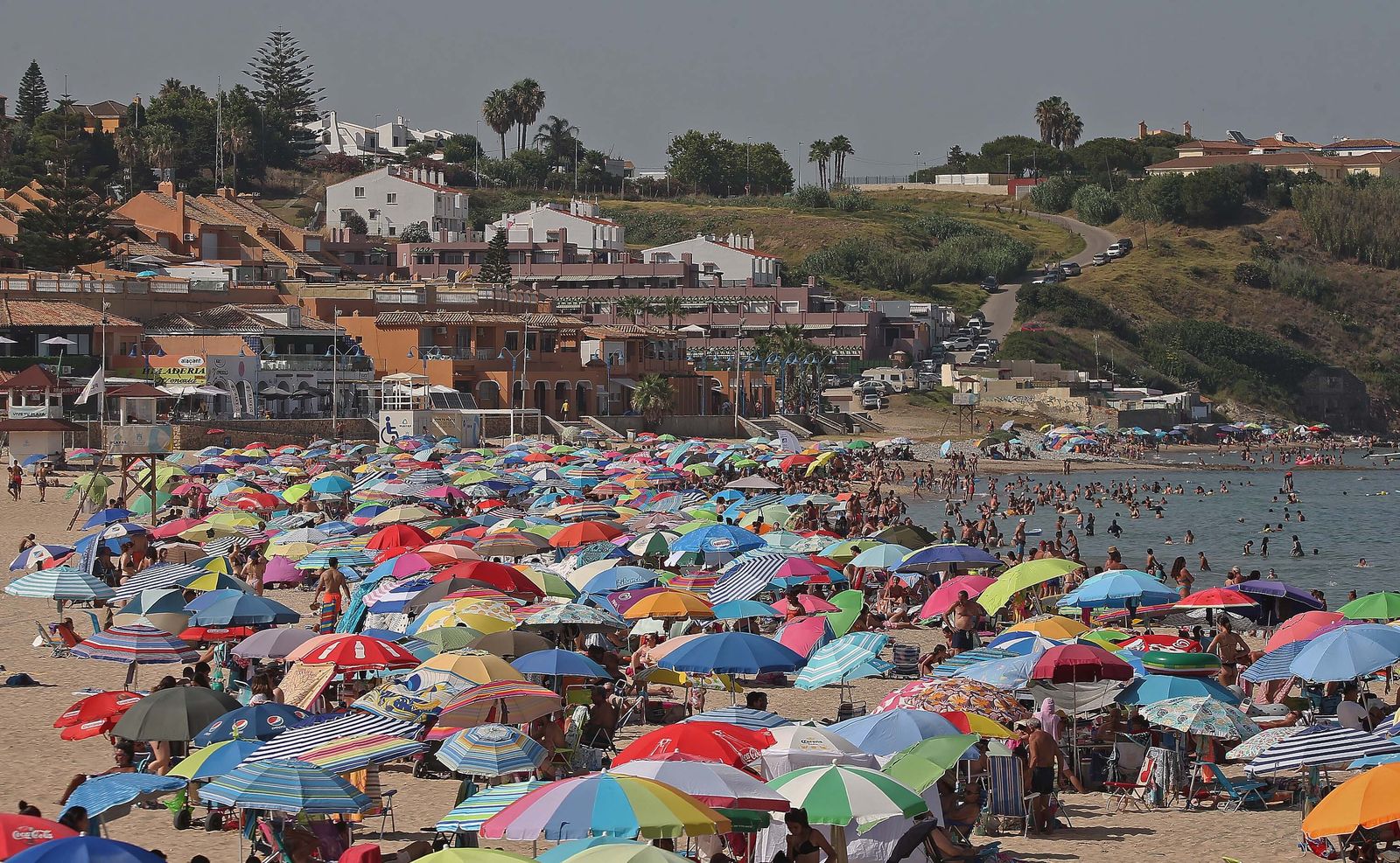 La playa de Getares abarrotada este domingo, en imágenes