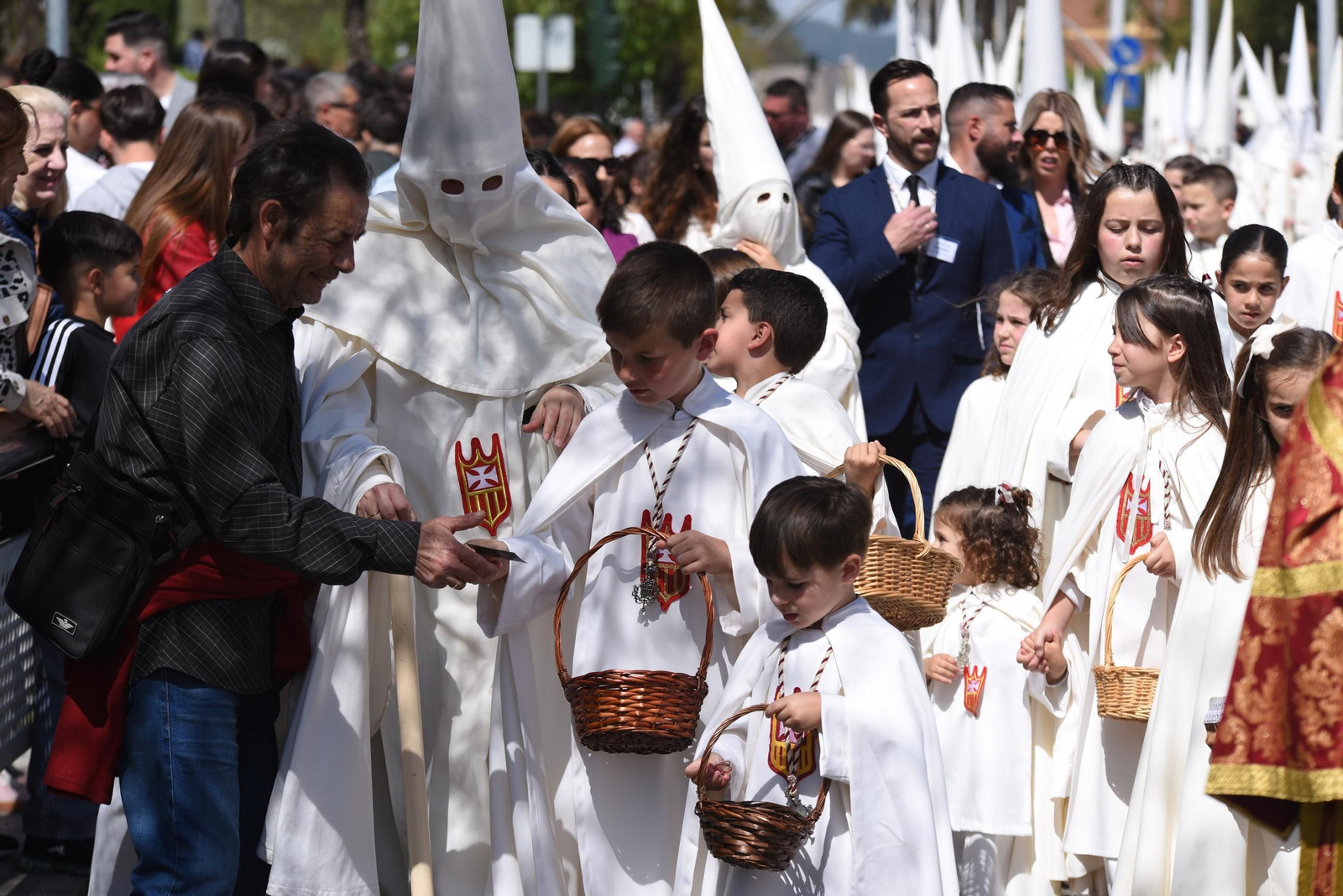 Las imágenes de la procesión de La Merced este Lunes Santo en Córdoba