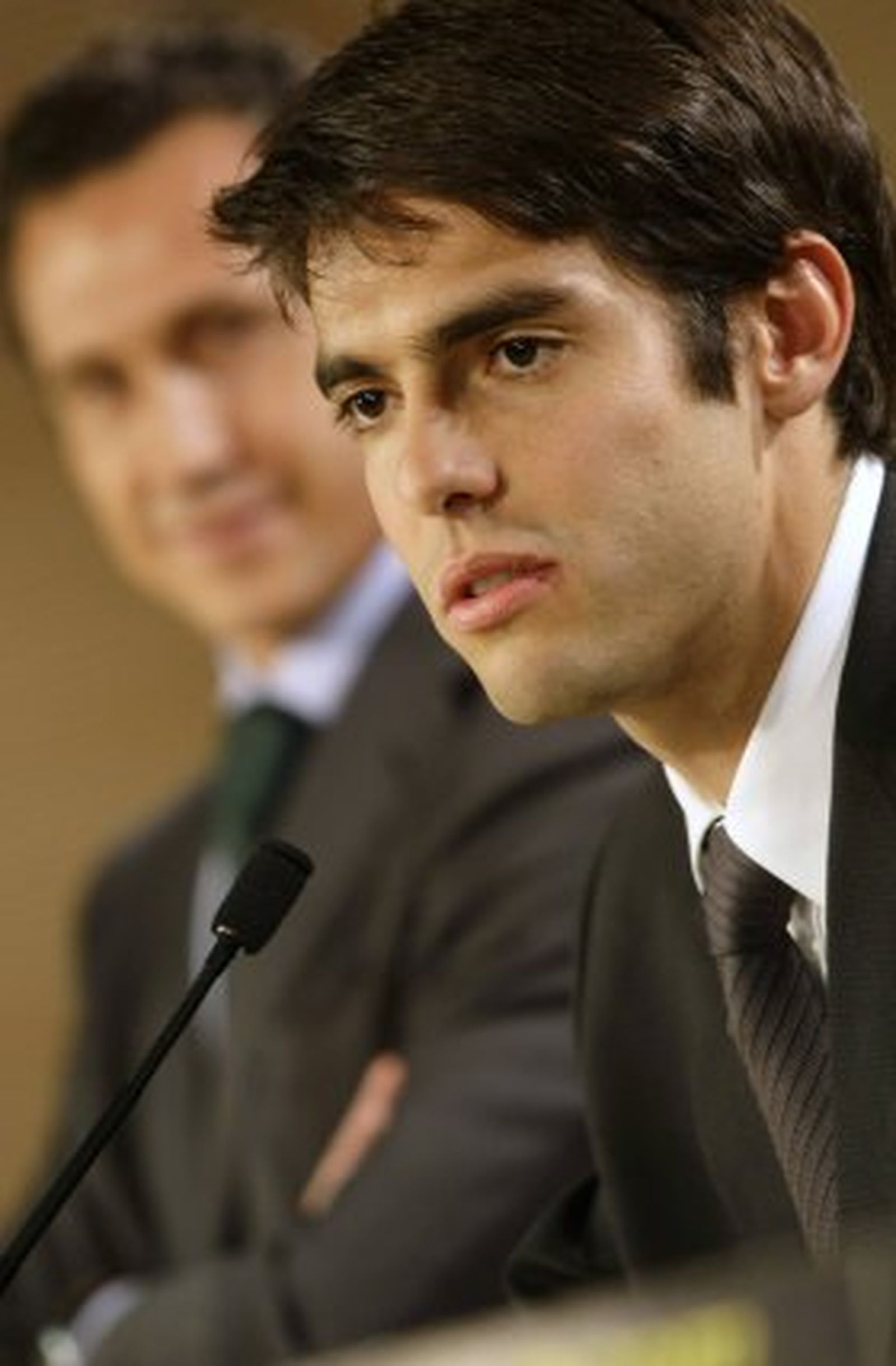 Kaká, con Valdano de fondo, durante la rueda de prensa tras la presentación.