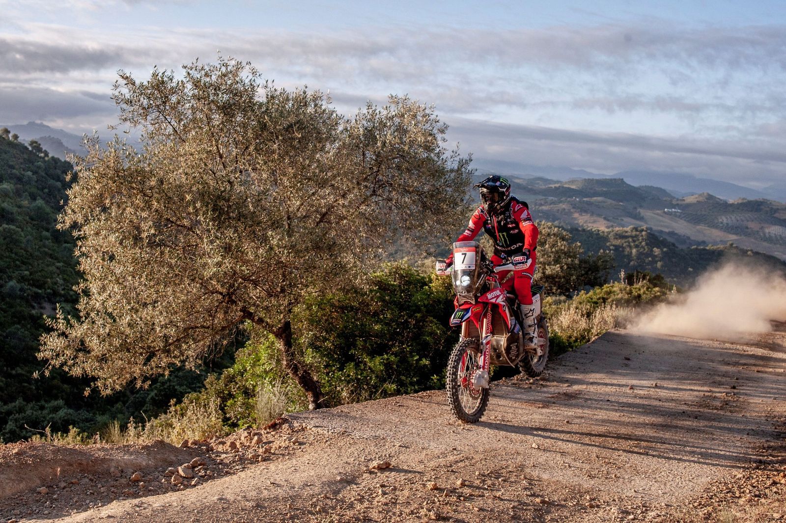 Los grandes del Dakar enseñan el paisaje rural de Andalucía