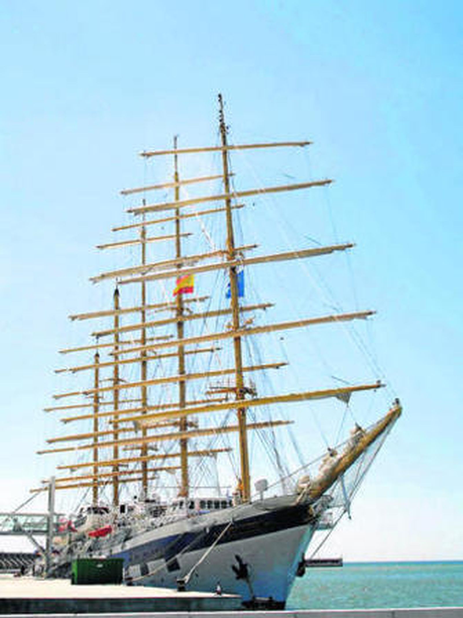 El 'Royal Clipper', durante su escala de este lunes en Málaga.