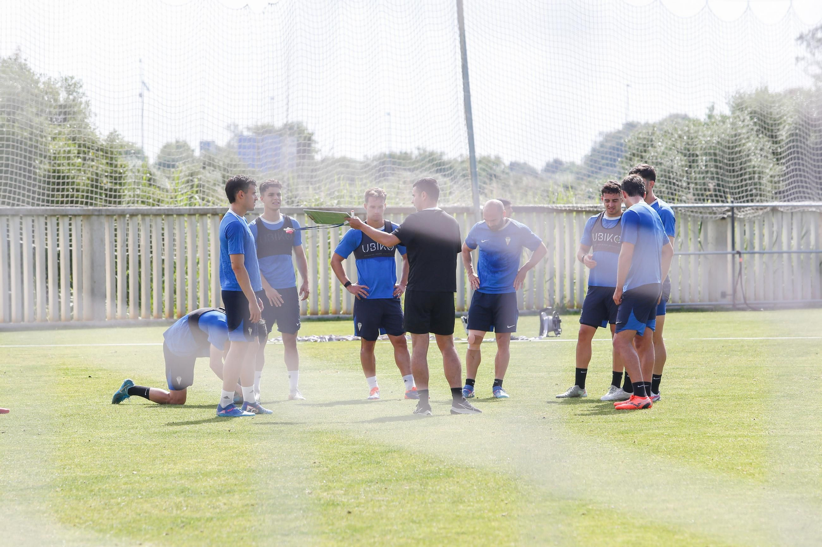 Justo charla con varios jugadores esta semana en los anexos.