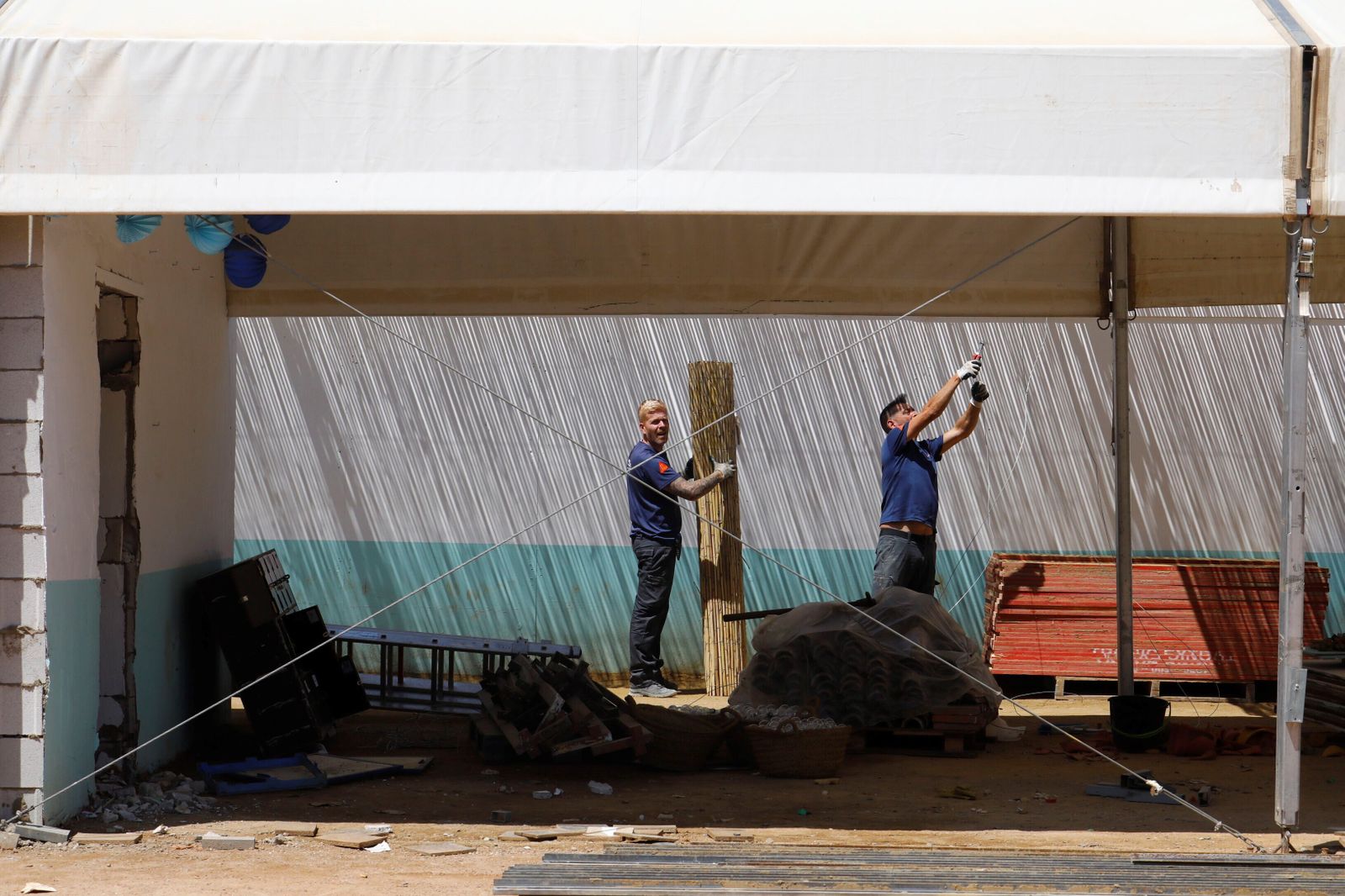 El desmontaje de las casetas y atracciones de la Feria de Córdoba, en imágenes