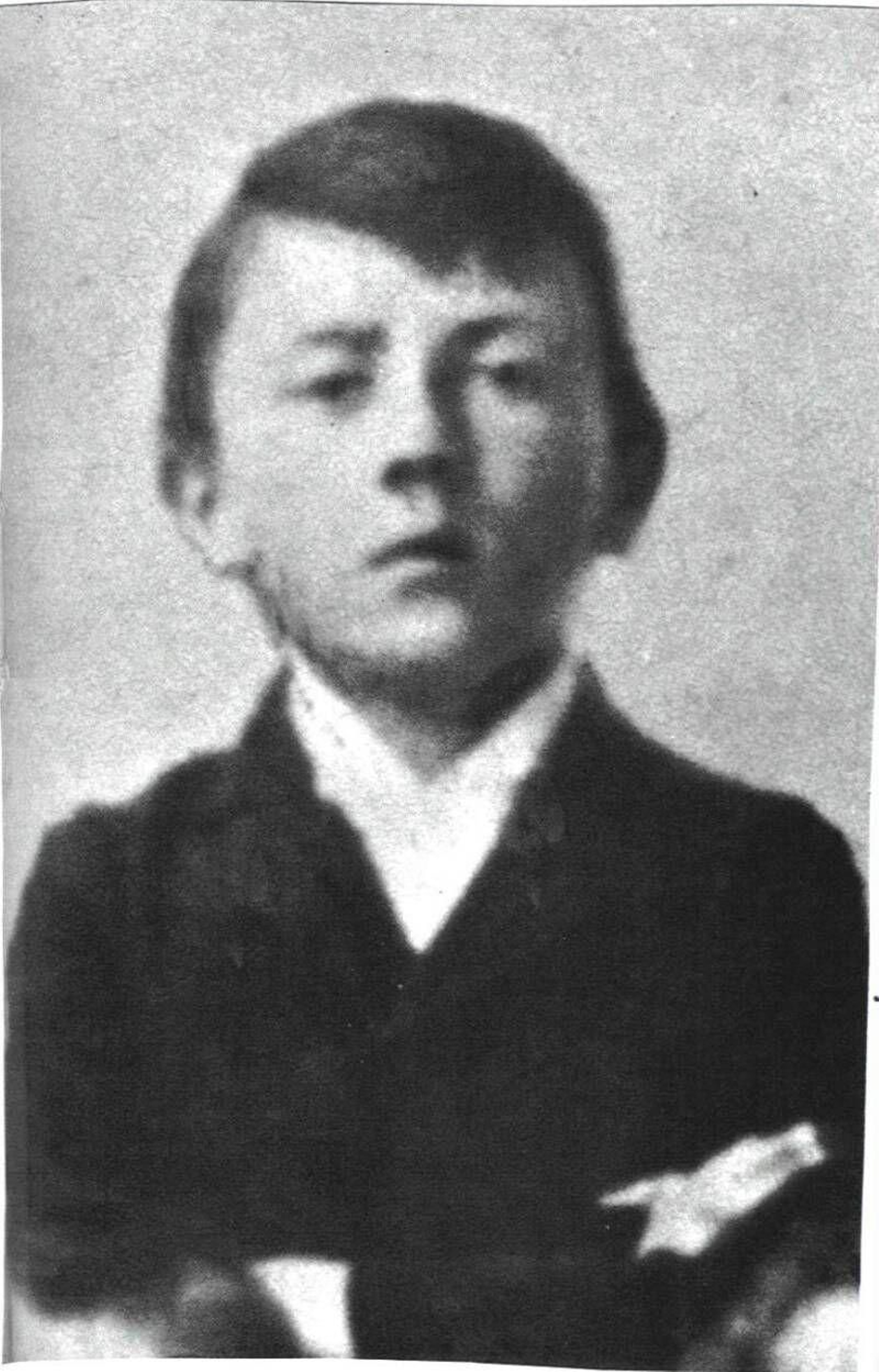1. Fotografía de un joven Adolf Hitler que empezó a centrarse en la pintura durante su adolescencia, tras la muerte de su padre. El maltrato que sufrió de éste en su infancia marcó su carácter de adulto y también se vio reflejado en sus pinturas. "Tomé la decisión de no llorar nunca más cuando mi padre me azotaba", contó años después a una secretaria. 2. Iglesia de Karl en invierno, una acuarela pintada por Hitler en 1912, cuatro años después de que fuera rechazado por segunda vez en Bellas Artes. Las personas son secundarias en la escena, dominada por la imponente arquitectura de la iglesia. 3. Otra acuarela, Patio de una residencia en Munich, pintada en 1914, de nuevo centrada en edificios. 1. Fotografía de un joven Adolf Hitler que empezó a centrarse en la pintura durante su adolescencia, tras la muerte de su padre. El maltrato que sufrió de éste en su infancia marcó su carácter de adulto y también se vio reflejado en sus pinturas. "Tomé la decisión de no llorar nunca más cuando mi padre me azotaba", contó años después a una secretaria. 2. Iglesia de Karl en invierno, una acuarela pintada por Hitler en 1912, cuatro años después de que fuera rechazado por segunda vez en Bellas Artes. Las personas son secundarias en la escena, dominada por la imponente arquitectura de la iglesia. 3. Otra acuarela, Patio de una residencia en Munich, pintada en 1914, de nuevo centrada en edificios.