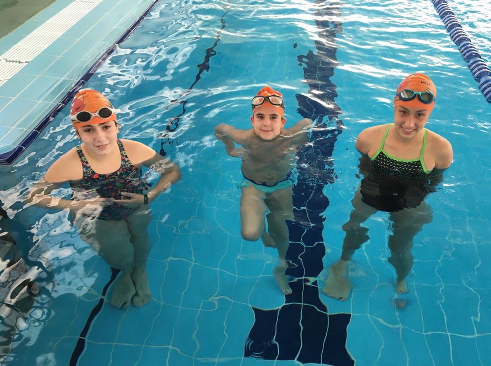 Los tres nadadores que el CNH ha incorporado a sus entrenamientos en Bollullos.