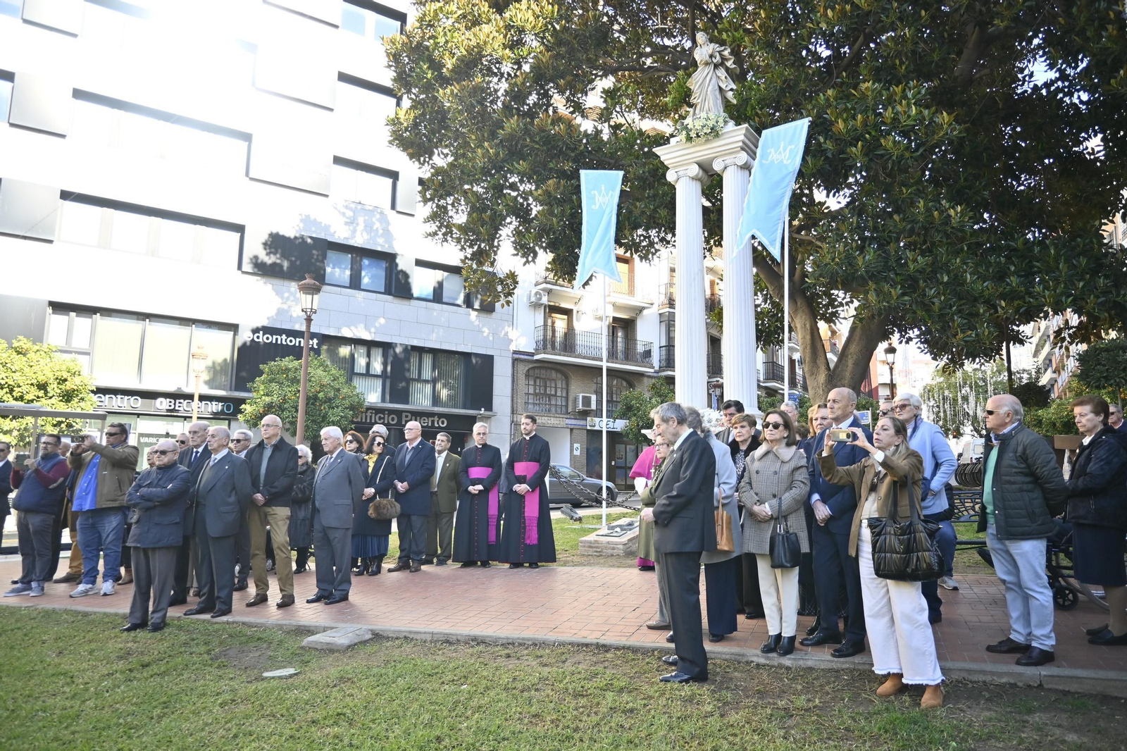 Imágenes de la ofrenda floral por parte de la Comisión del Monumento a la Inmaculada