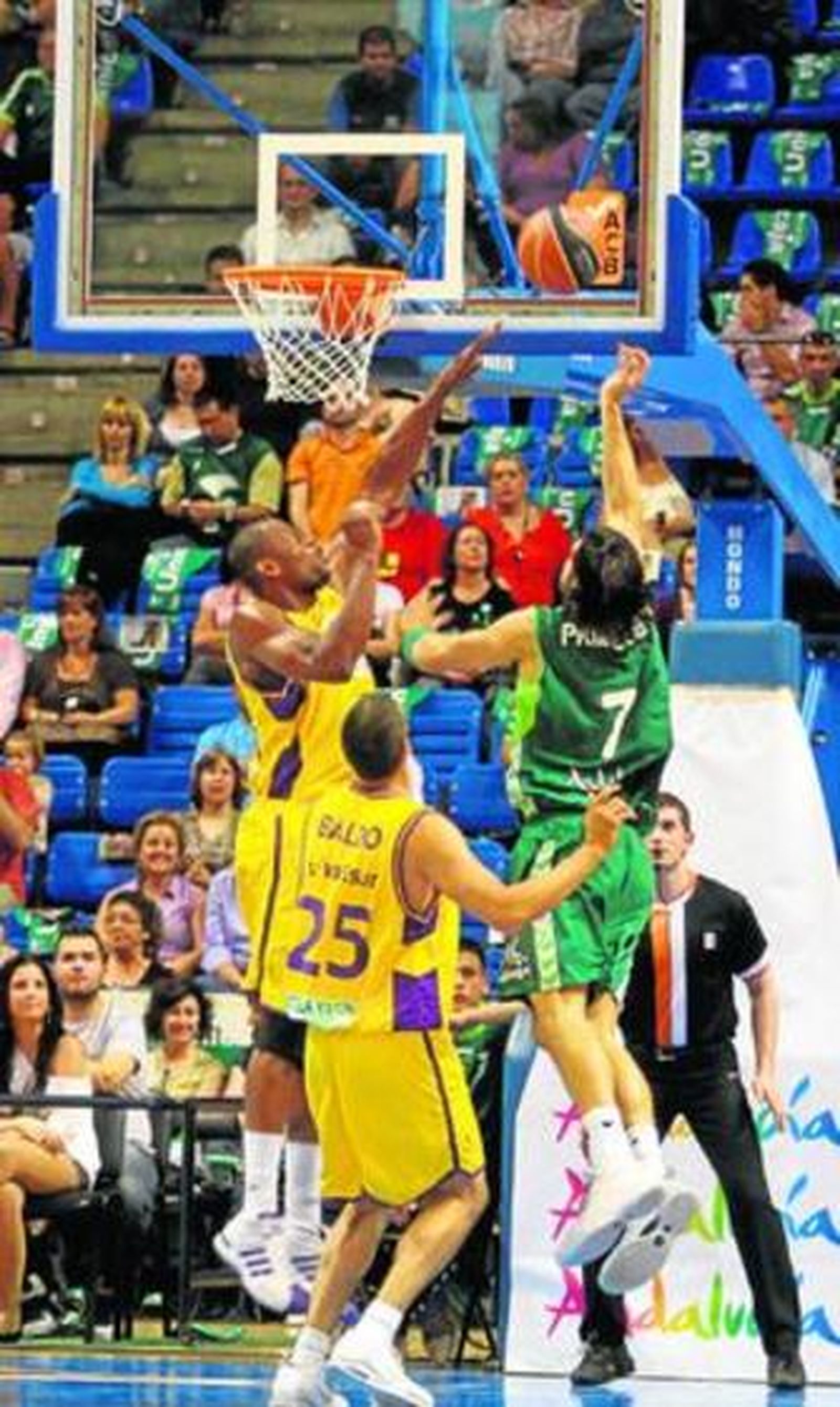 Printezis se anticipa a Barnes para lanzar a tabla.