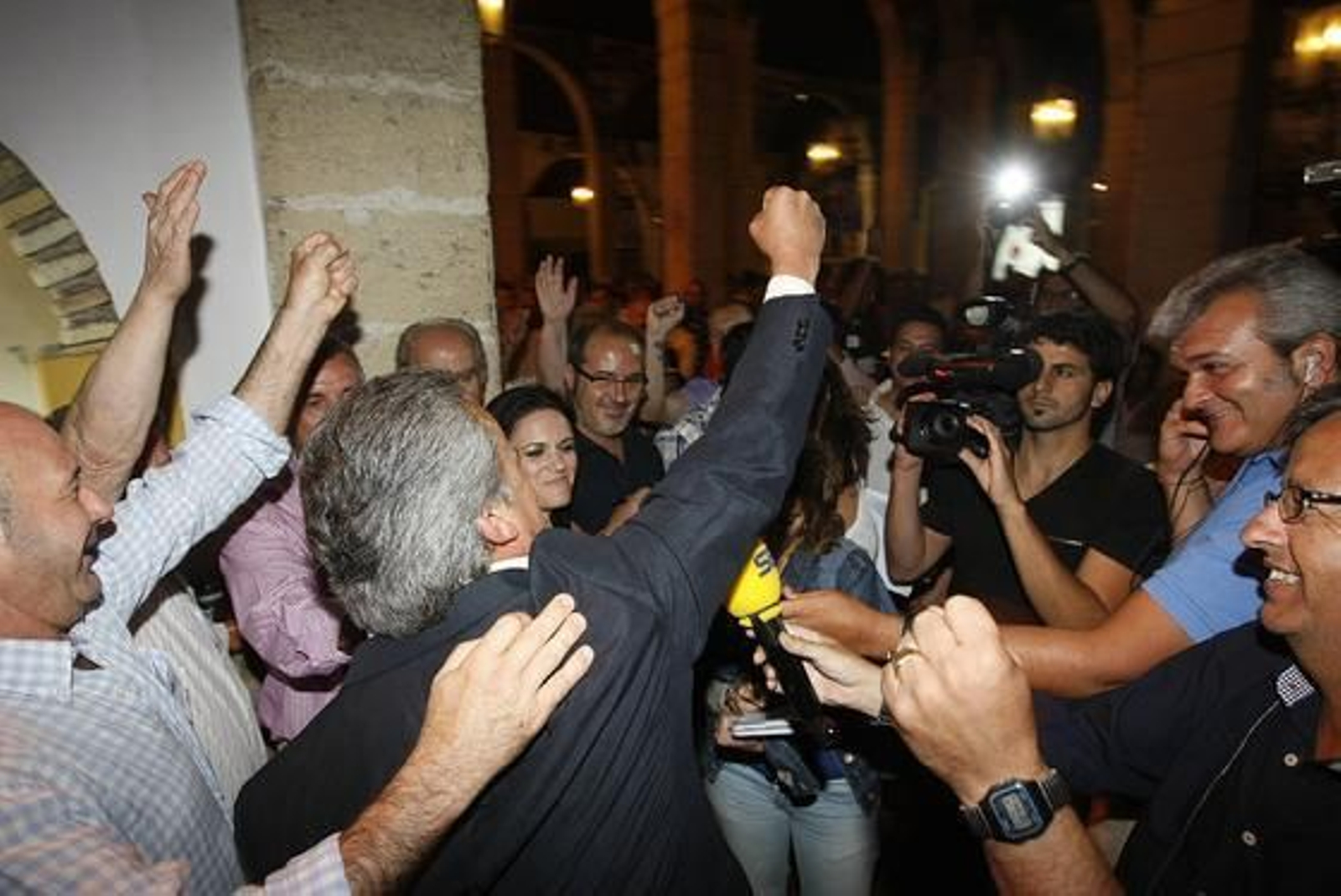 El candidato del Foro, a su llegada ayer a la bodega ‘La Plazuela’ donde le arroparon unos 300 simpatizantes.

Foto: Juan Carlos Toro
