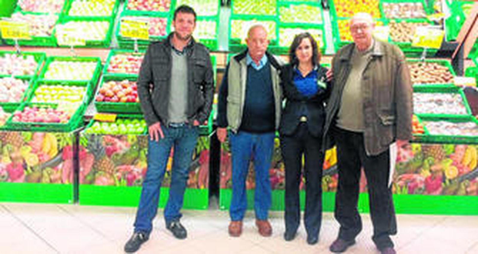 Representantes de la entidad comercial junto con los responsables del Banco de Alimentos de Almería.