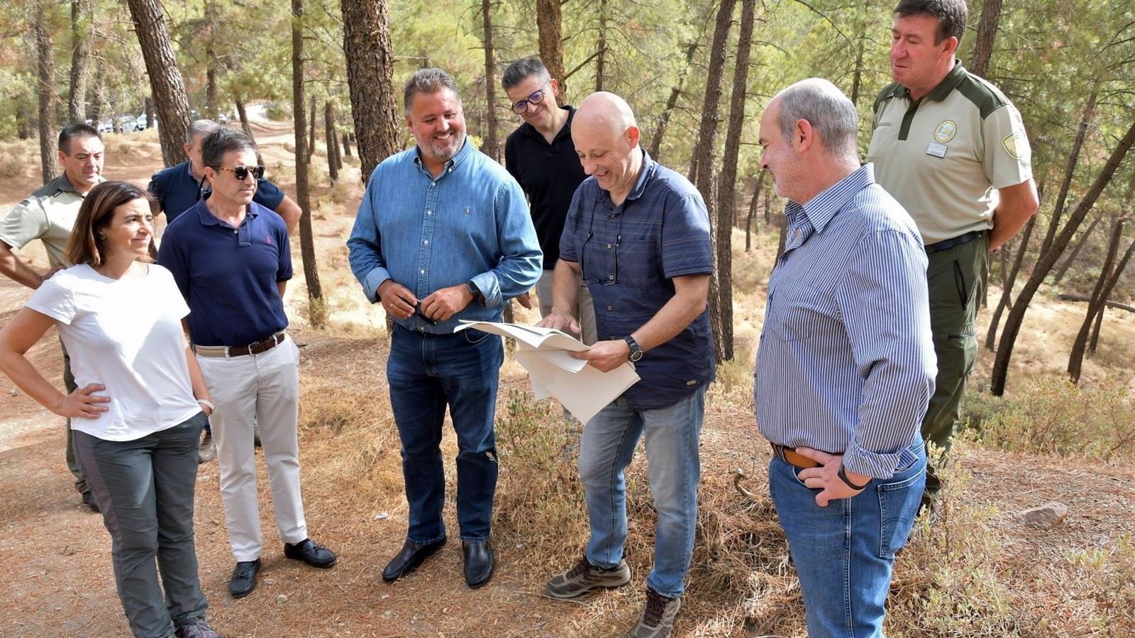 Imagen de la visita del delegado territorial en funciones de Medio Ambiente, Manuel Francisco García, al Centro de Defensa Forestal de Puerto Lobo (CEDEFO) en Víznar
