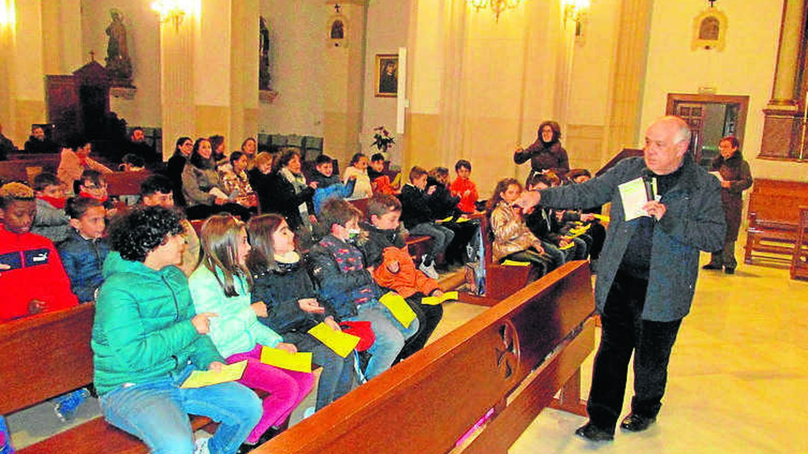 Manuel Cuadrado, párroco de San Sebastián, impartió la Catequesis del martes en al interior del templo ante la majestuosa figura del Cristo.
