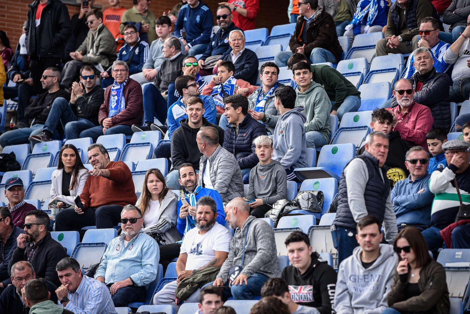 Imágenes de la afición en el Colombino en el Recreativo - Antequera