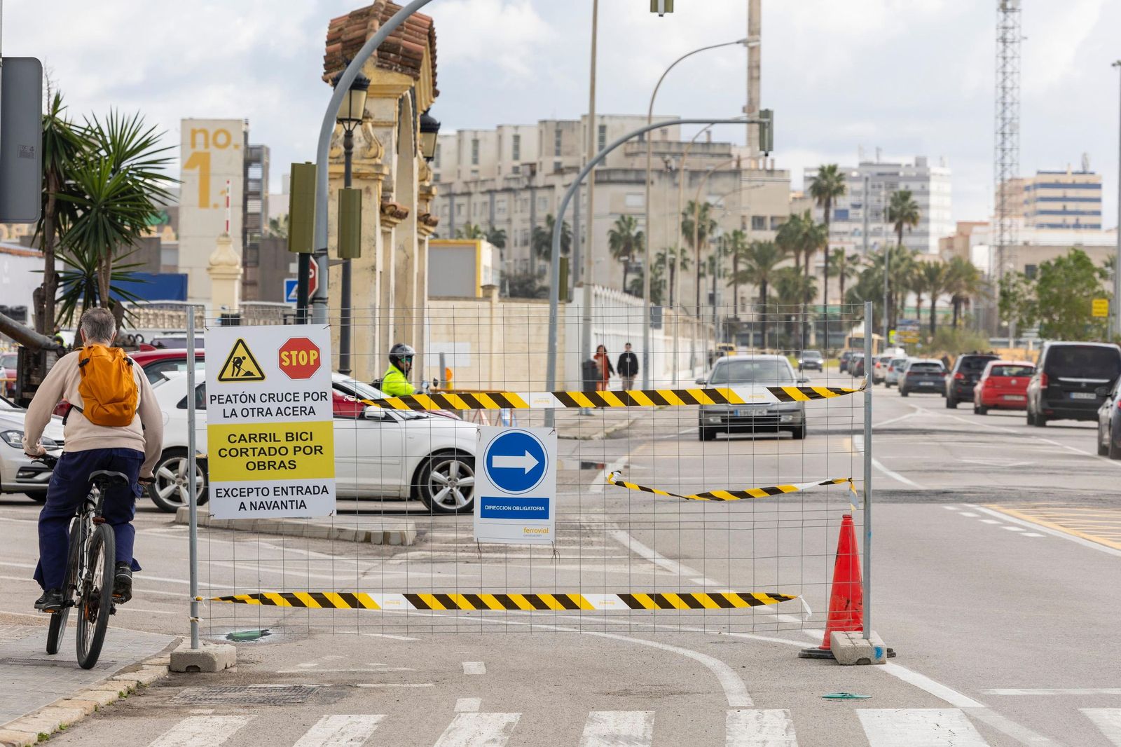 La obra mantiene cortado el carril bici a la altura de la entrada de la factoría gaditana del astillero de Navantia-Cádiz