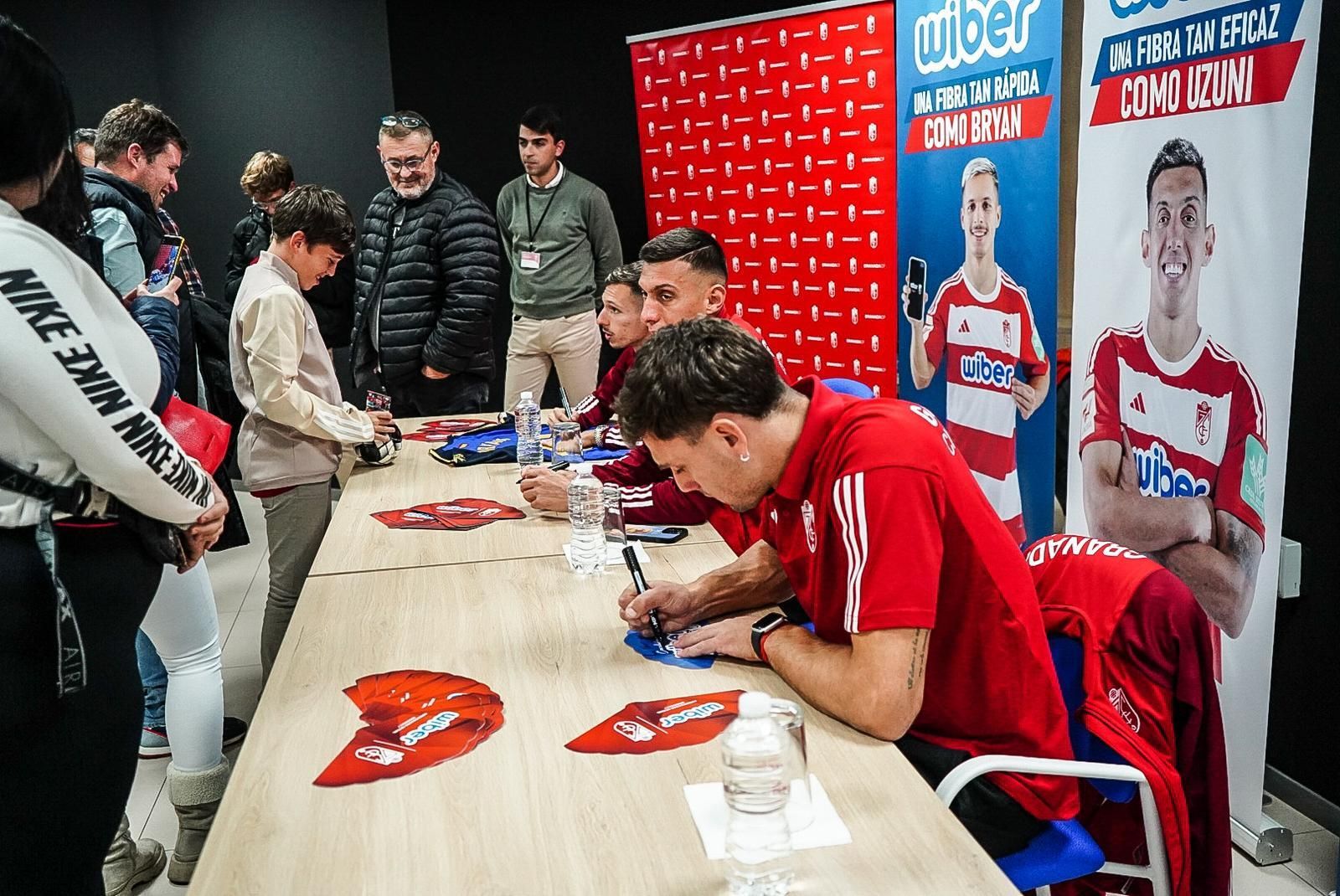Las mejores imágenes de la firma de autógrafos del Granada CF