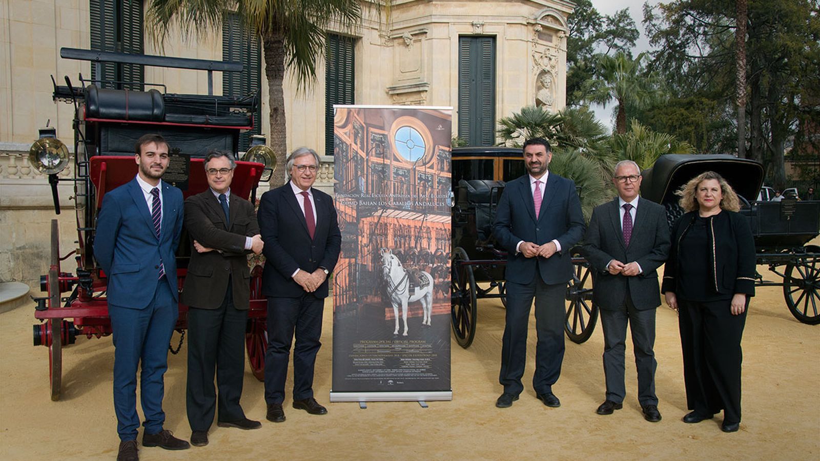Las autoridades, con el cartel del programa de actividades para 2018