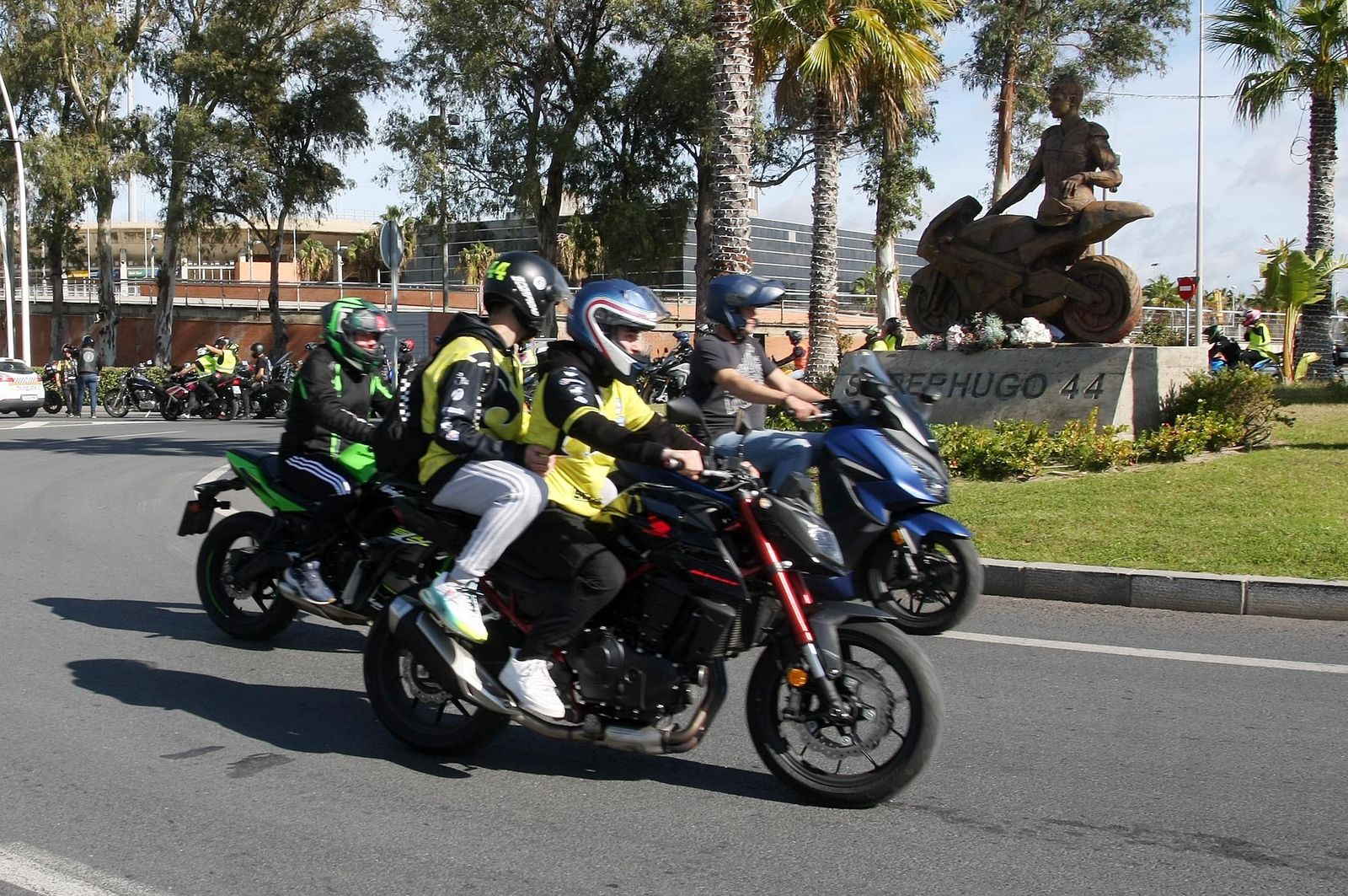 Imágenes de la concentración motera en memoria de Hugo Millán por las calles de Huelva