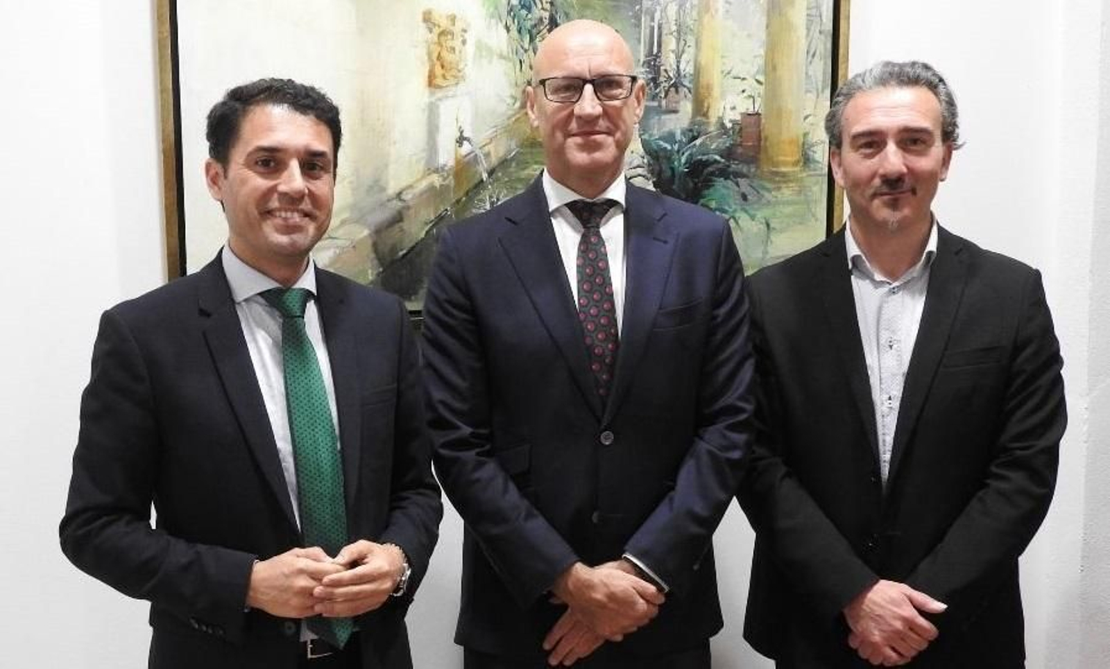 Jesús Machado, con los representantes de la fundación Cajasur.