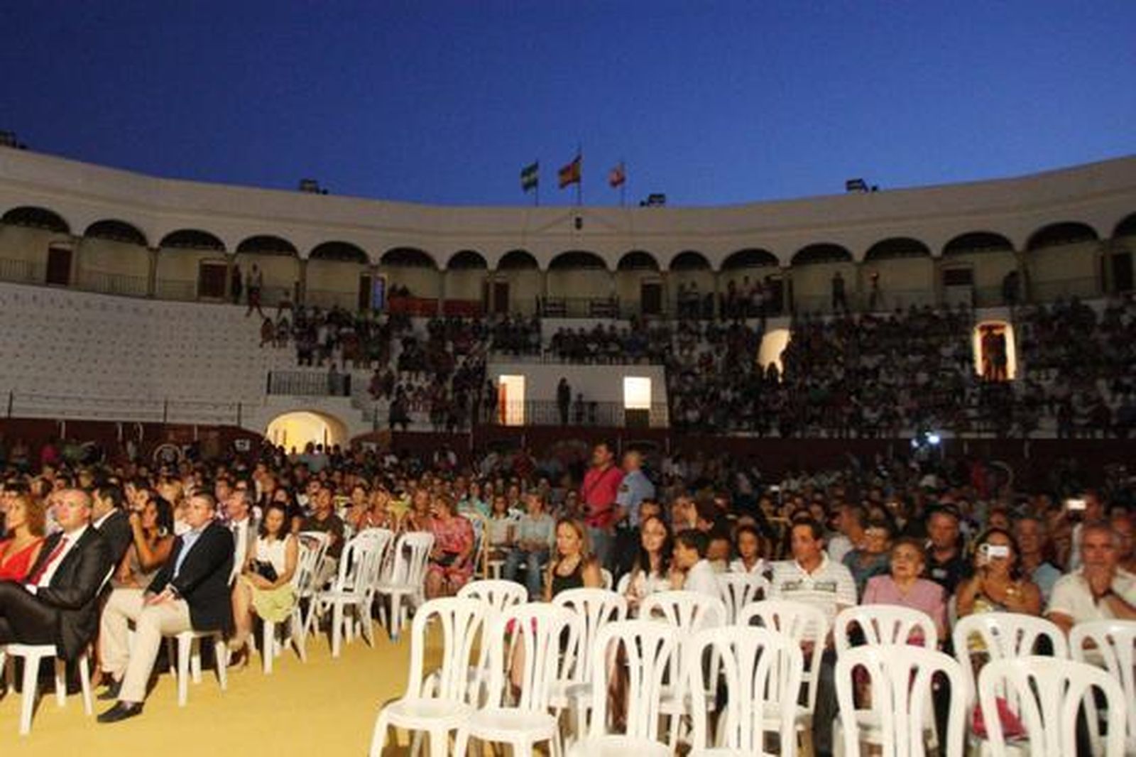 El acto de coronación de las reinas infantil y juvenil precedió al pregón a cargo del escritor Francisco Muñoz   Foto: Paco Guerrero