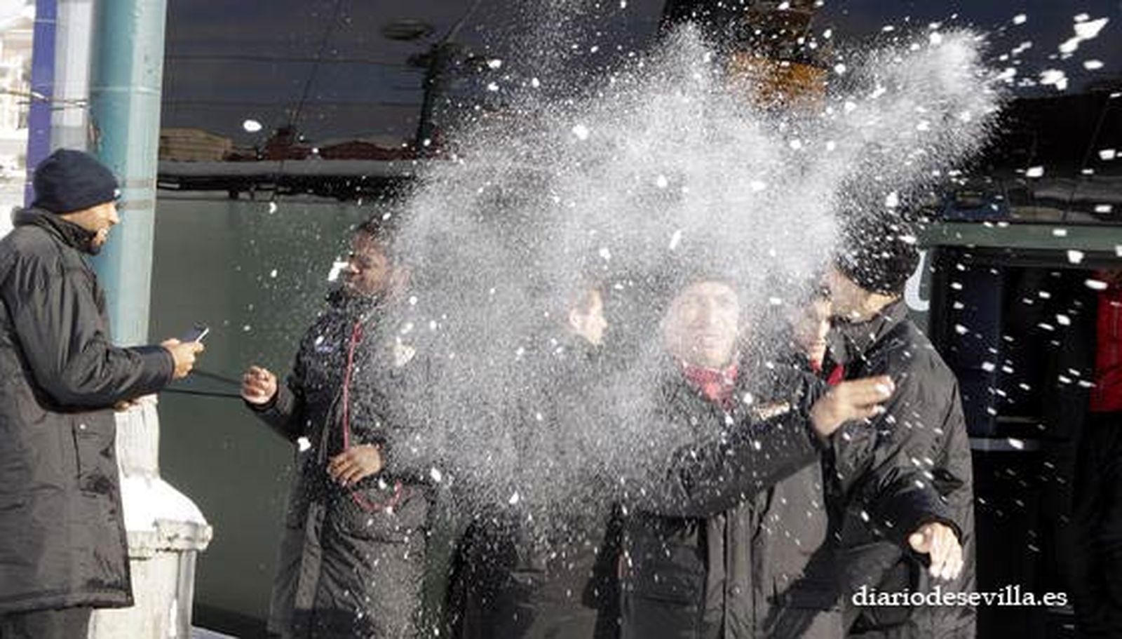 Adriano, tras lanzar nieve a un compañero. 

Foto: Antonio Pizarro