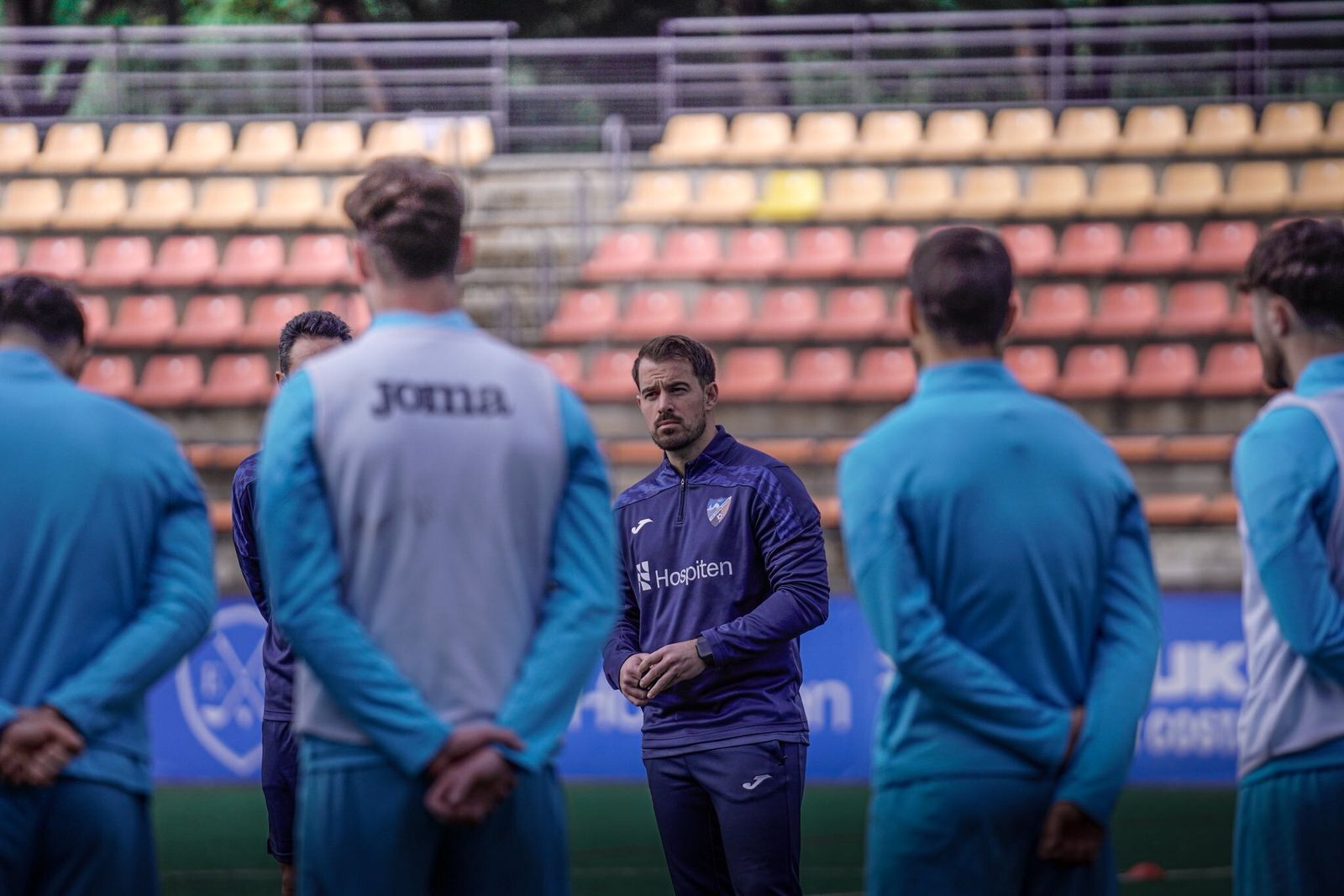 Manolo Sánchez le da indicaciones a sus hombres.
