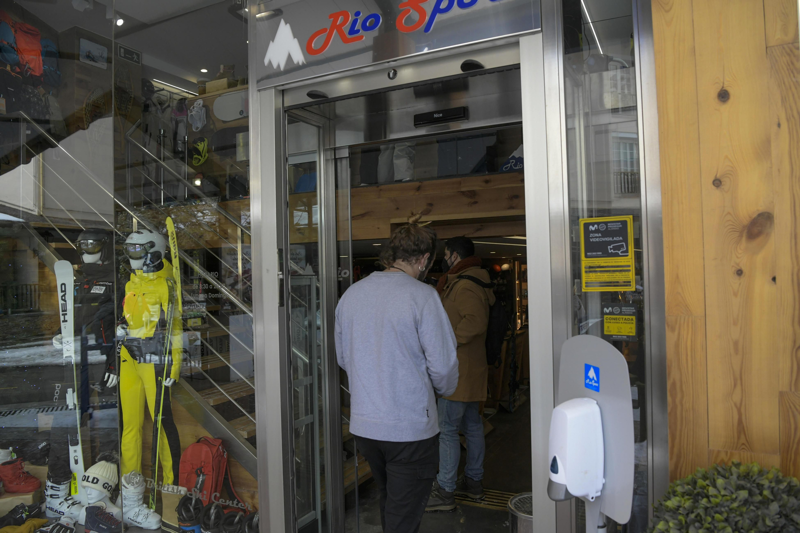 Fotos: así fue el primer día de la temporada de esquí en Sierra Nevada