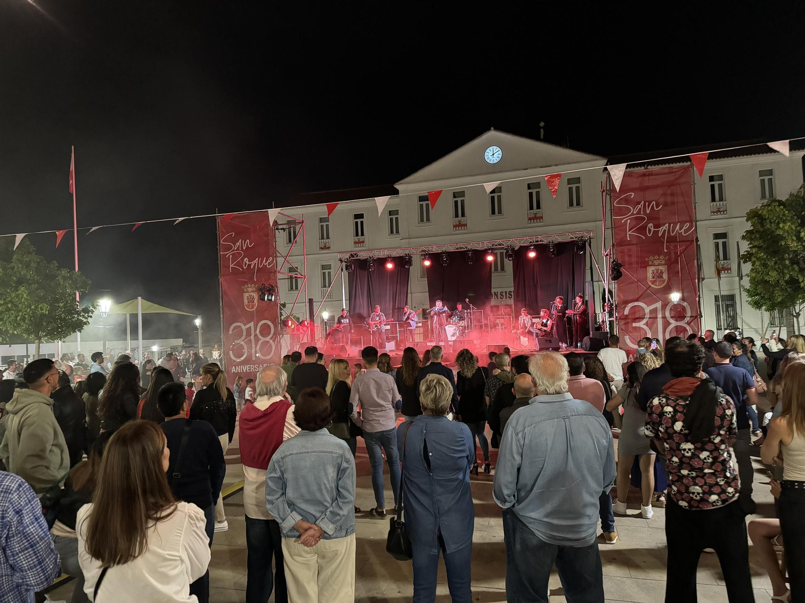 La plaza de las Constituciones de San Roque en una fiesta por el 318 aniversario de la ciudad. La plaza de las Constituciones de San Roque en una fiesta por el 318 aniversario de la ciudad.
