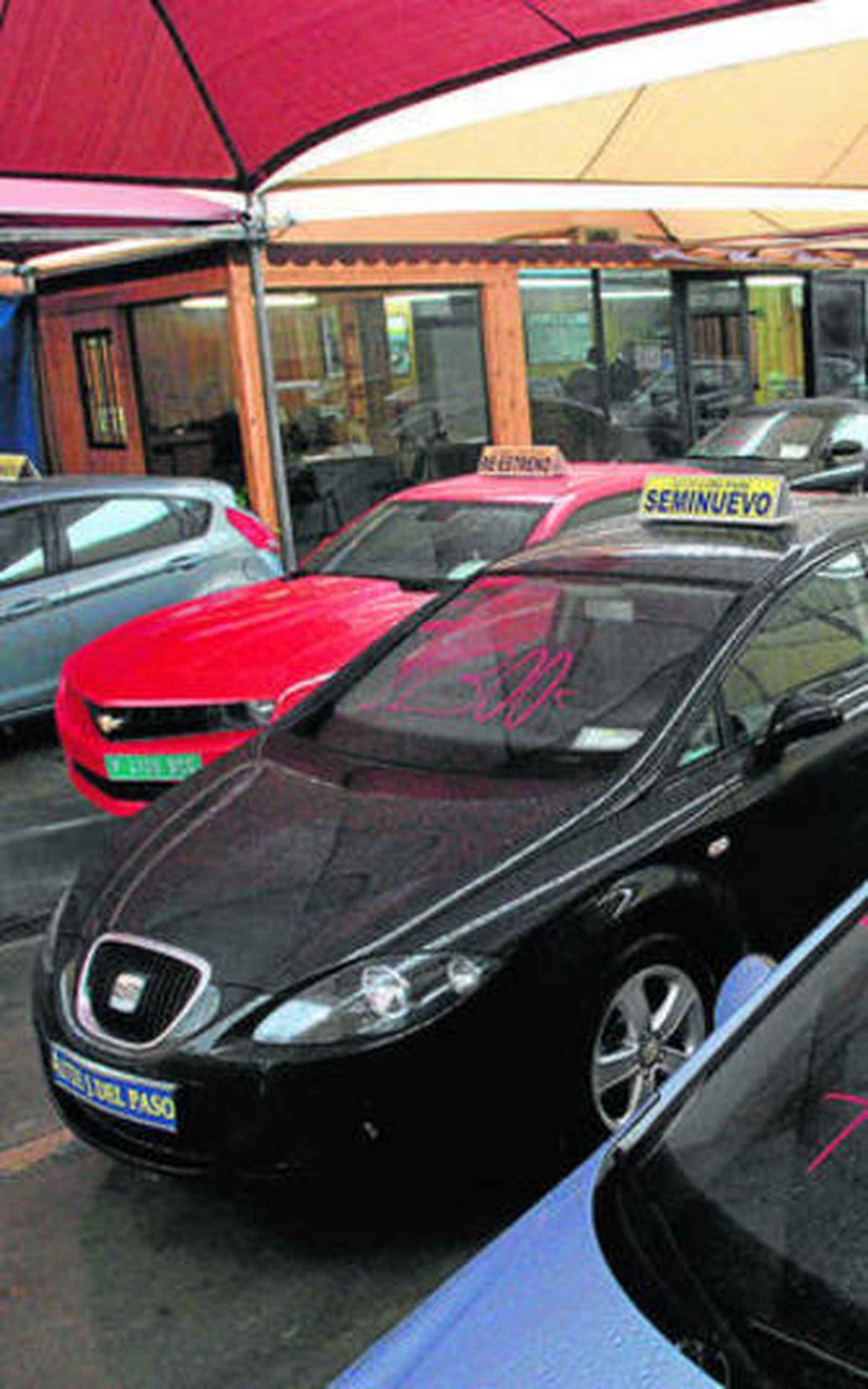 Varios coches de segunda mano en venta.