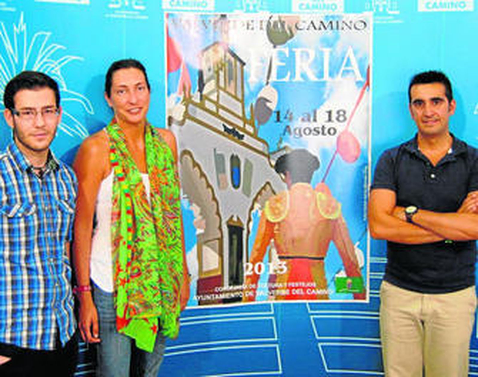 Adrián Bermejo, autor del cartel; Loles López, alcaldesa de Valverde, y Juan Francisco Alcaría, concejal de Cultura.