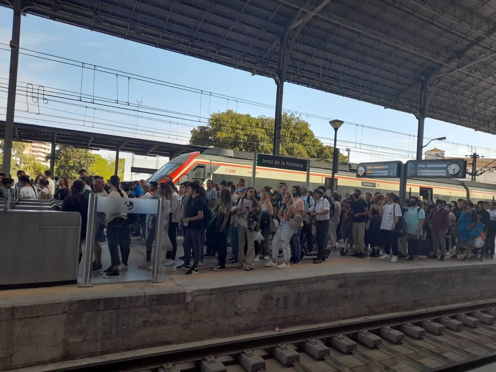 Colas en la Estación de Jerez este lunes.