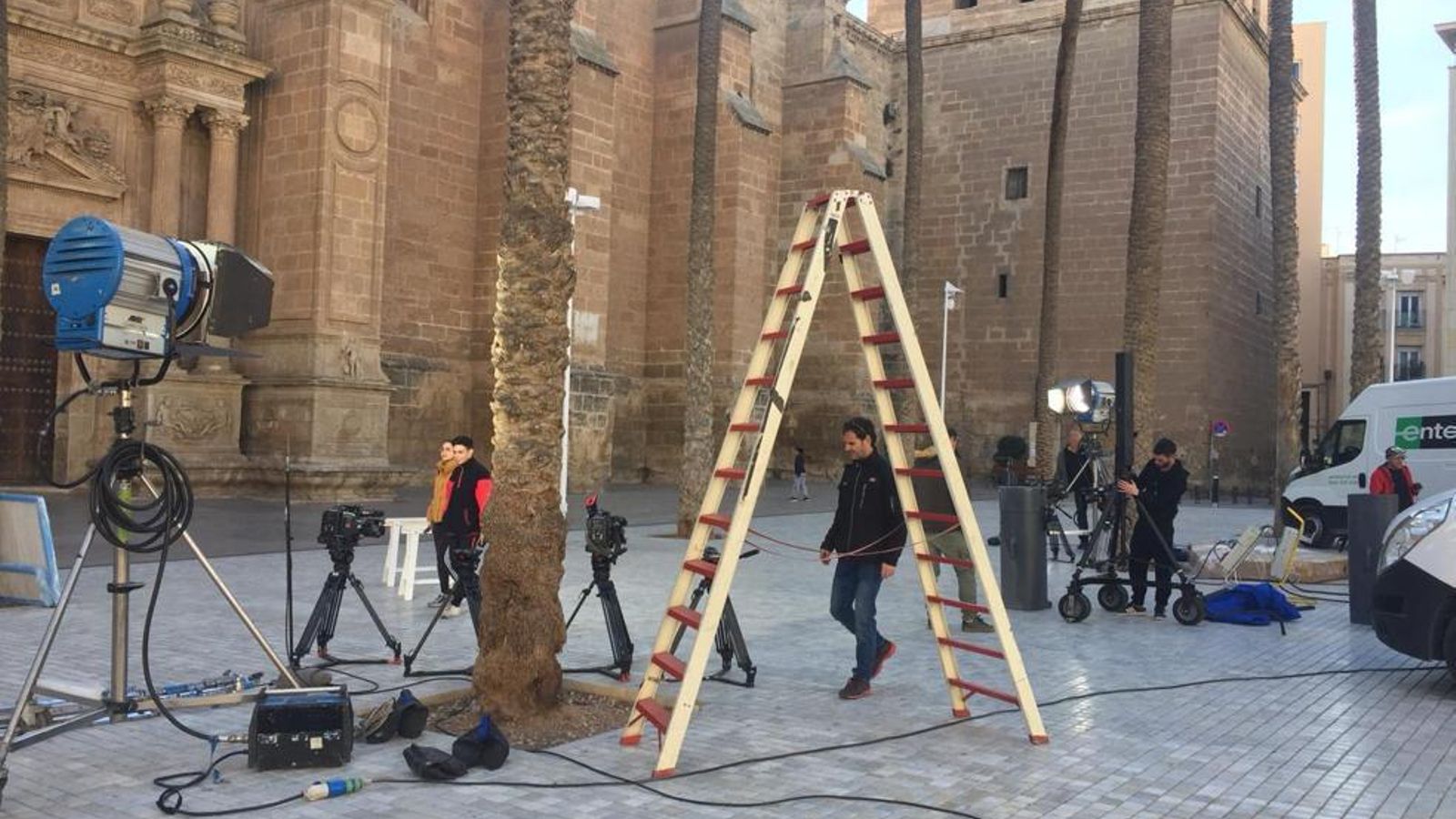 Técnicos desmontan la instalación improvisada para el rodaje