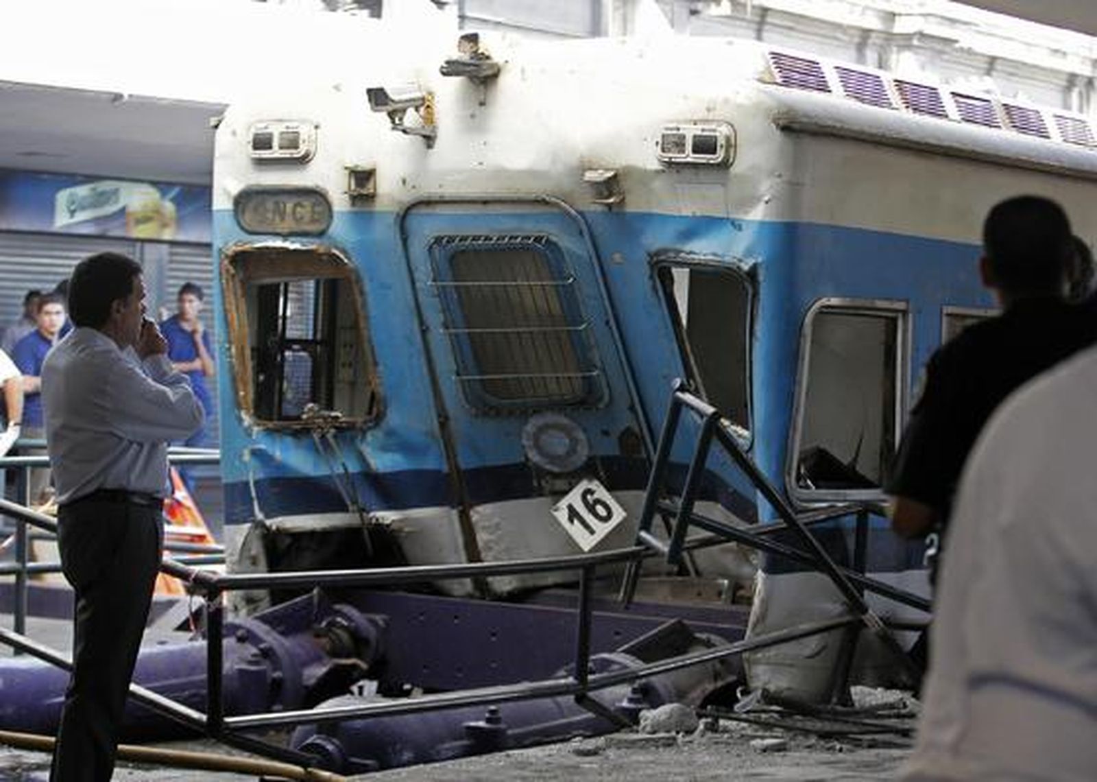 Estado en el que quedó uno de los trenes.

Foto: Reuters