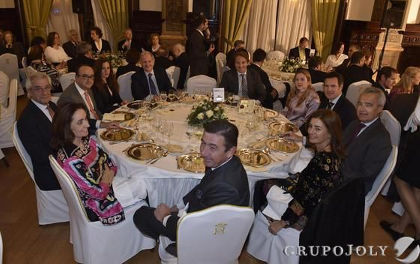 Concha Velasco, Fernando Ibáñez, Juan Pedro Crisol, Macarena García-Otero, José Gandía, Carlos López, Carmen Sánchez-Haro, José María Pérez, Pablo Gutiérrez-Alviz, Josefina Pacheco y Santiago de León.