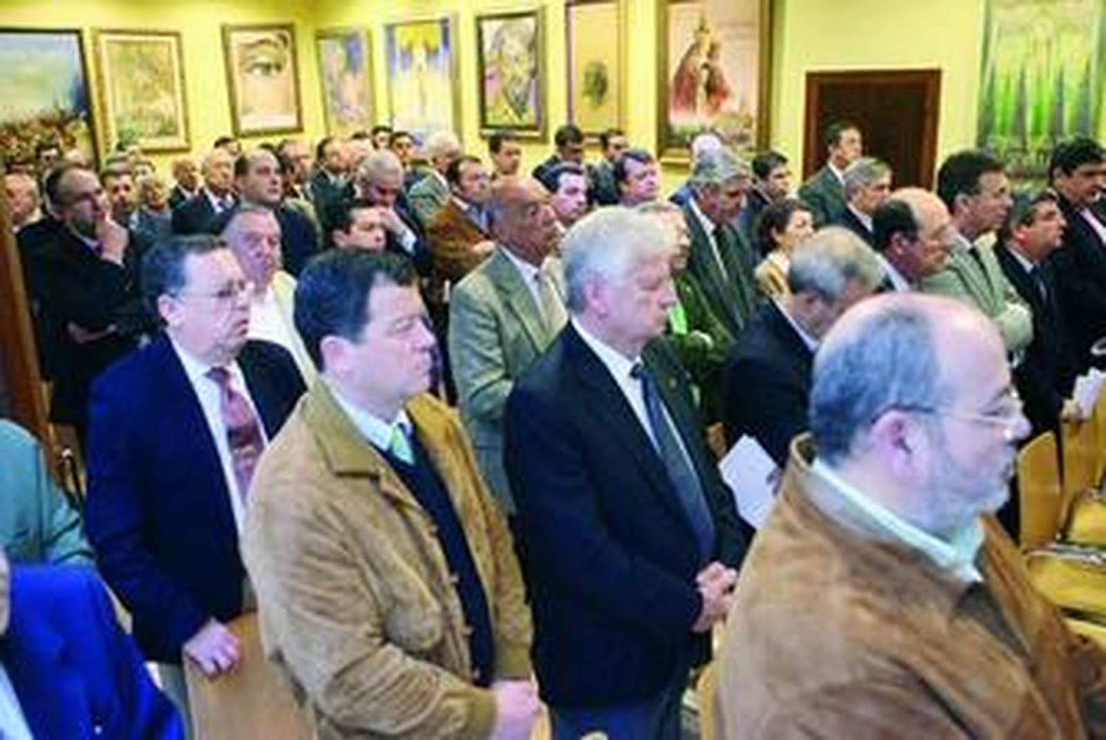 Los hermanos mayores reunidos en la asamblea de ayer.