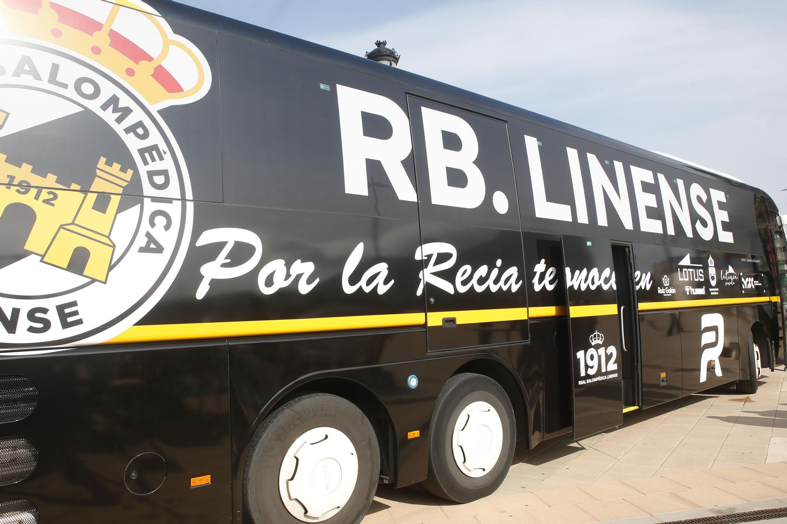 Las fotos de la presentación del nuevo autocar de la Balona