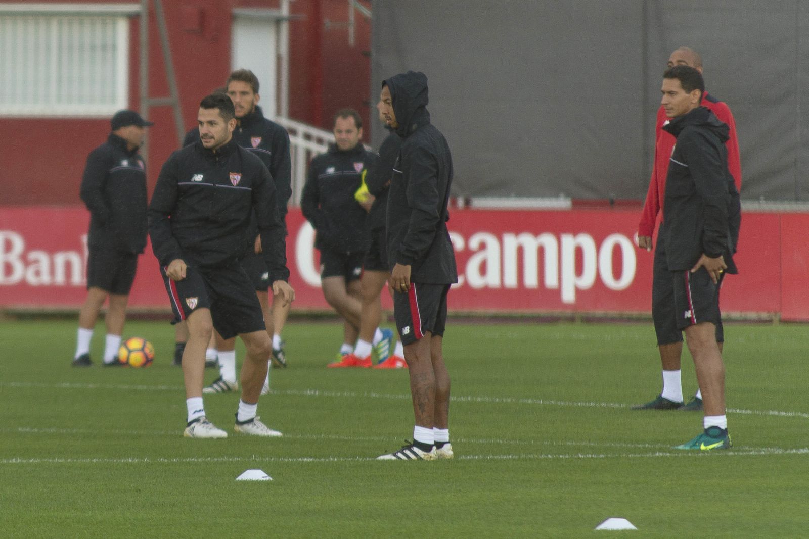 Mariano, en el centro de la imagen, entre Vitolo (i) y Ganso (d).