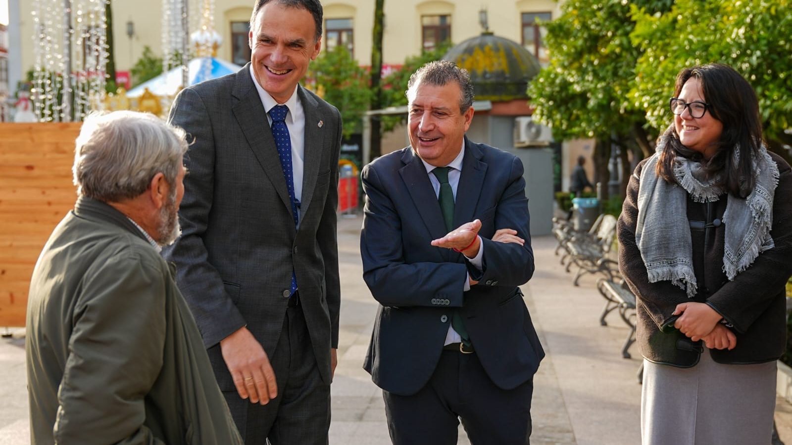 Representantes institucionales durante un encuentro en Lebrija.
