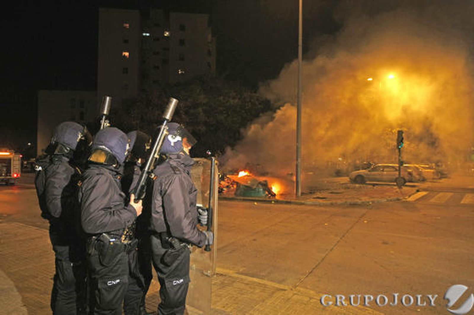 Los bomberos acudieron a más de 80 llamadas por la quema de contenedores por toda la ciudad donde la Policía tuvo que intervenir en varias ocasiones

Foto: Pascual