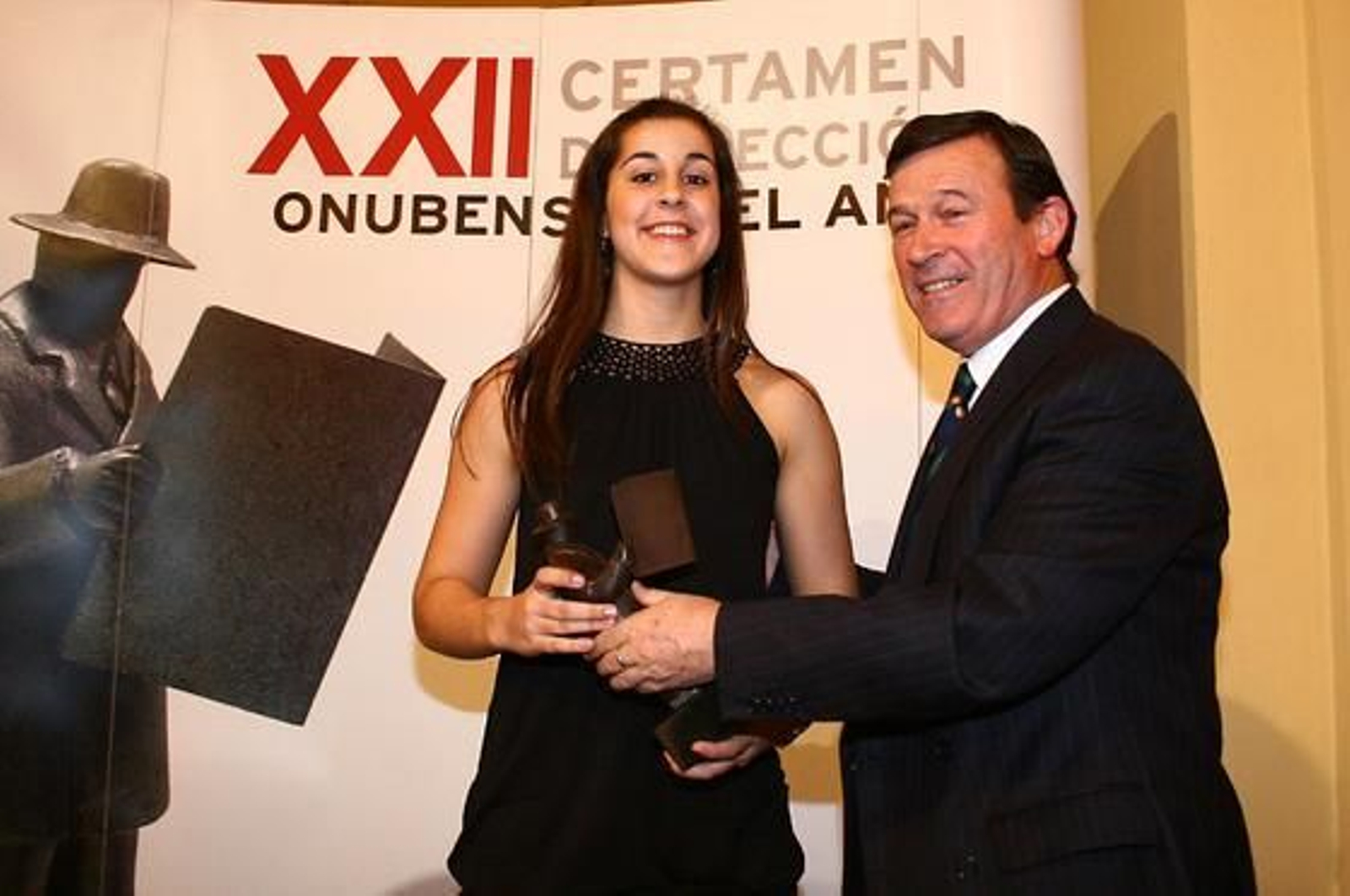La campeona de bádminton Carolina Marín, en el momento de recoger su premio como onubense del año en la categoría de Deportes.

Foto: Alberto Dominguez