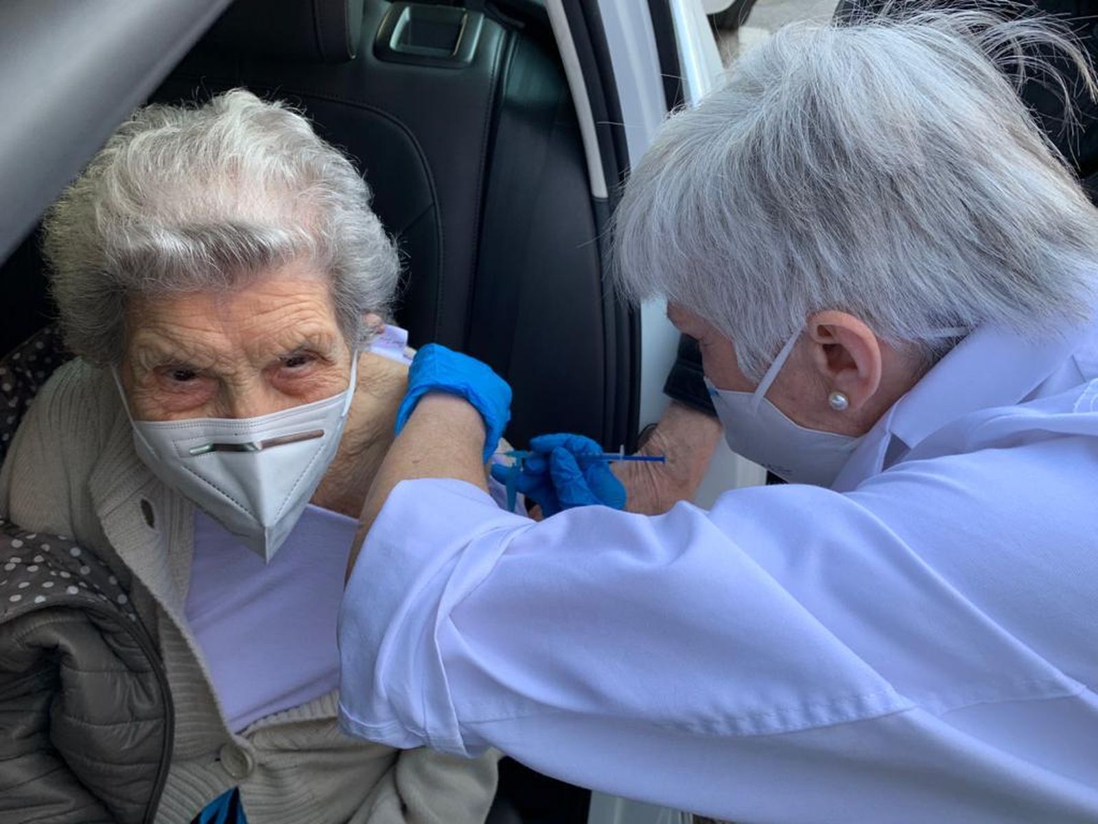 Los centros de salud vacunan ahora a mayores de 80, como Ángeles, que tiene 104 años.