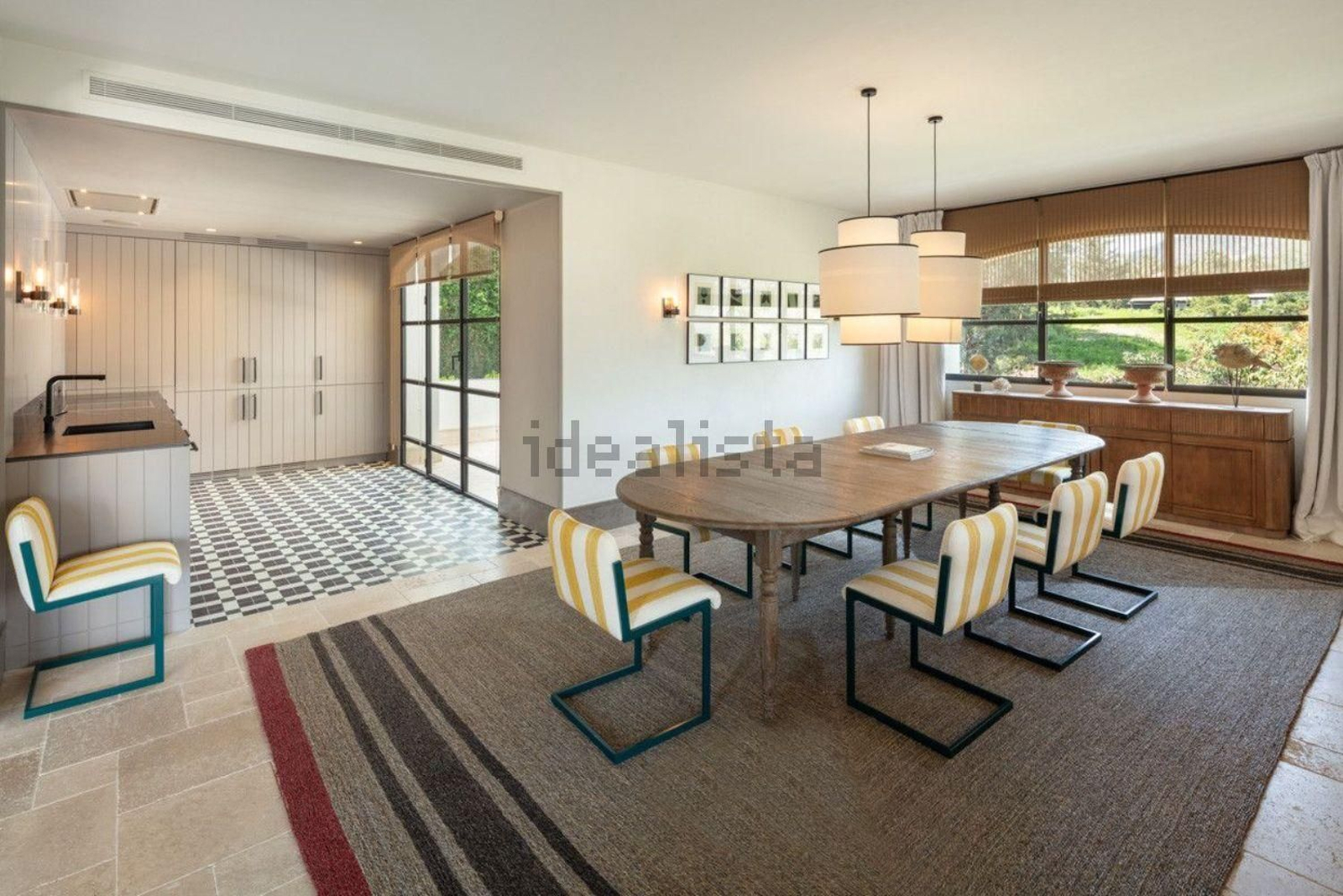 Salón y cocina Así es por dentro la vivienda de lujo más a la venta en Málaga: 35 millones