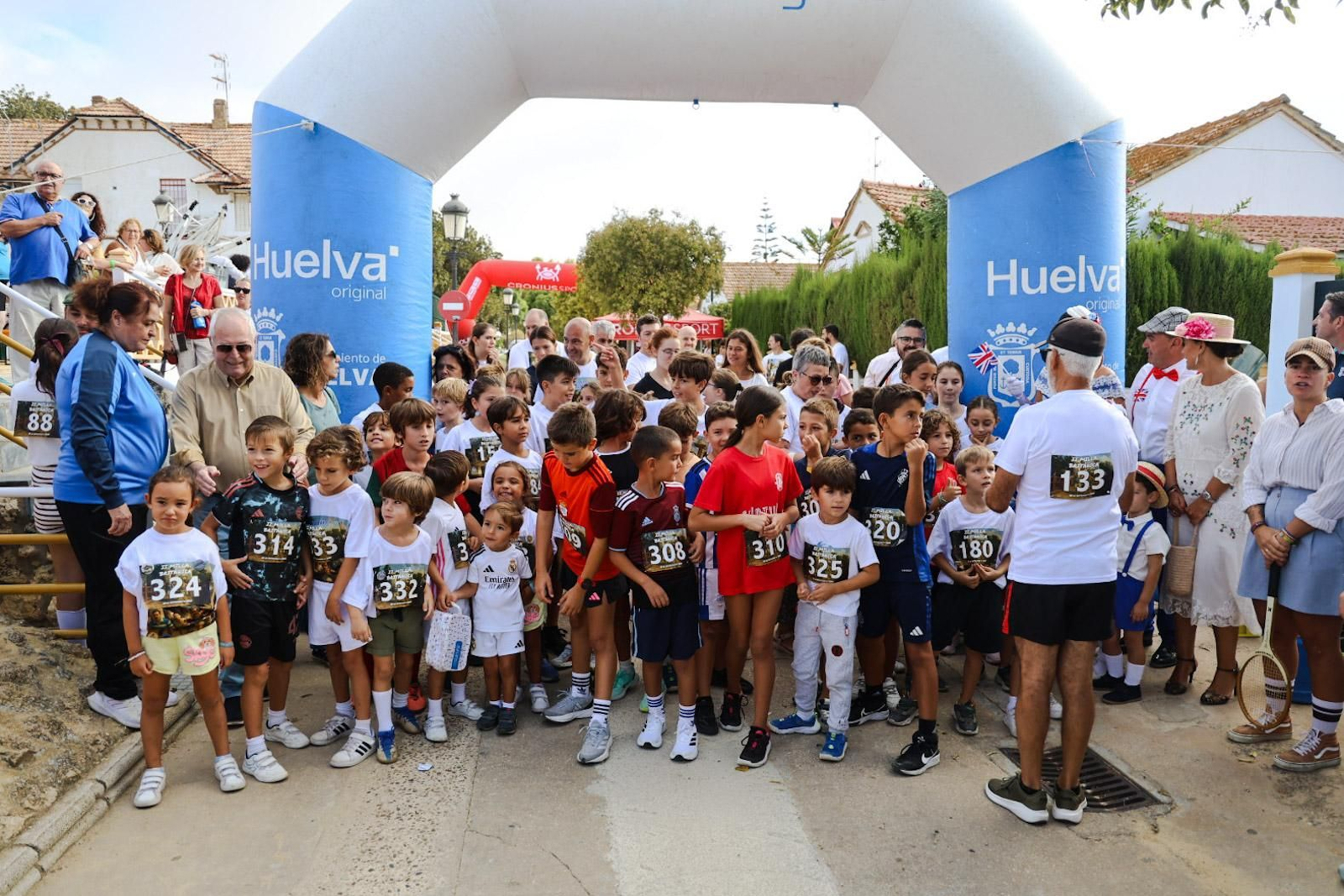 Imágenes de la 'II Milla Británica' en el Barrio Obrero con motivo de la Feria del Legado Británico