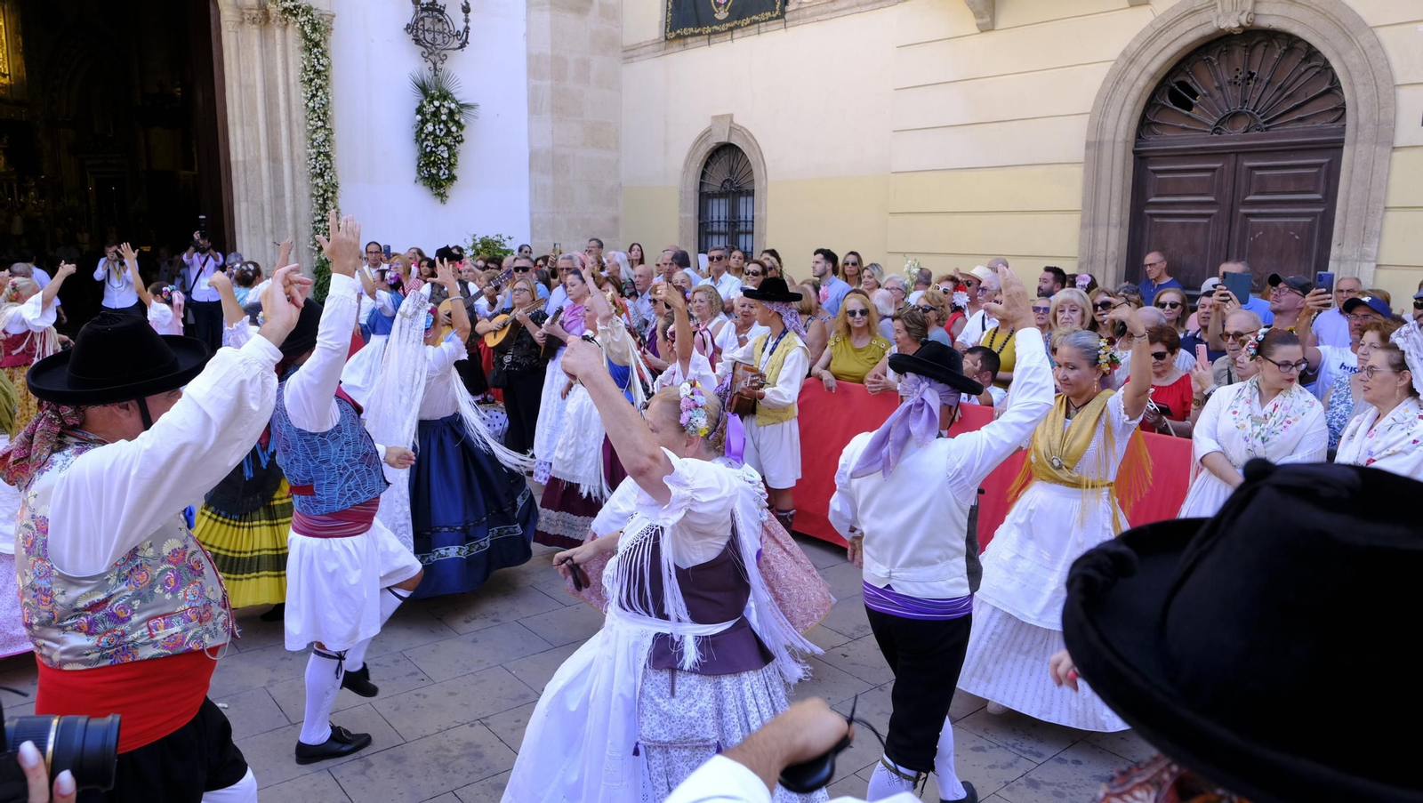 La ofrenda floral a la Virgen del Mar en la Feria de Almería 2025, en imágenes