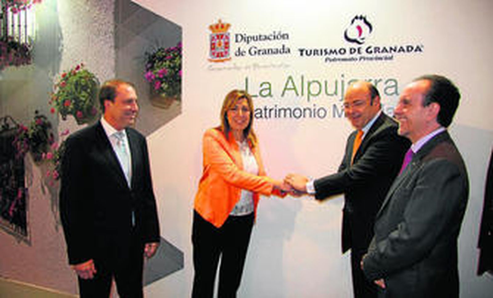 La presidenta de la Junta entró en el stand de Granada para fotografiarse junto a la fotografía de la Alpujarra.