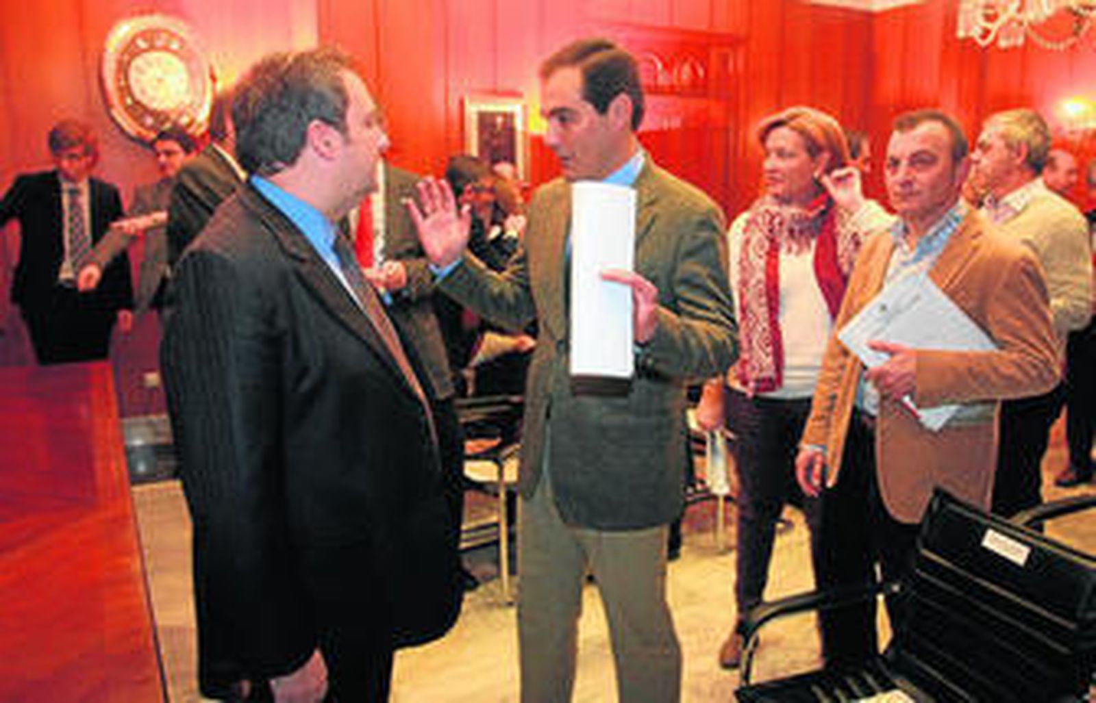 Jordi Hereu y Nieto hablan tras la sesión de la Mesa Económico y Social ante Francisco Tejada e Inmaculada Durán.