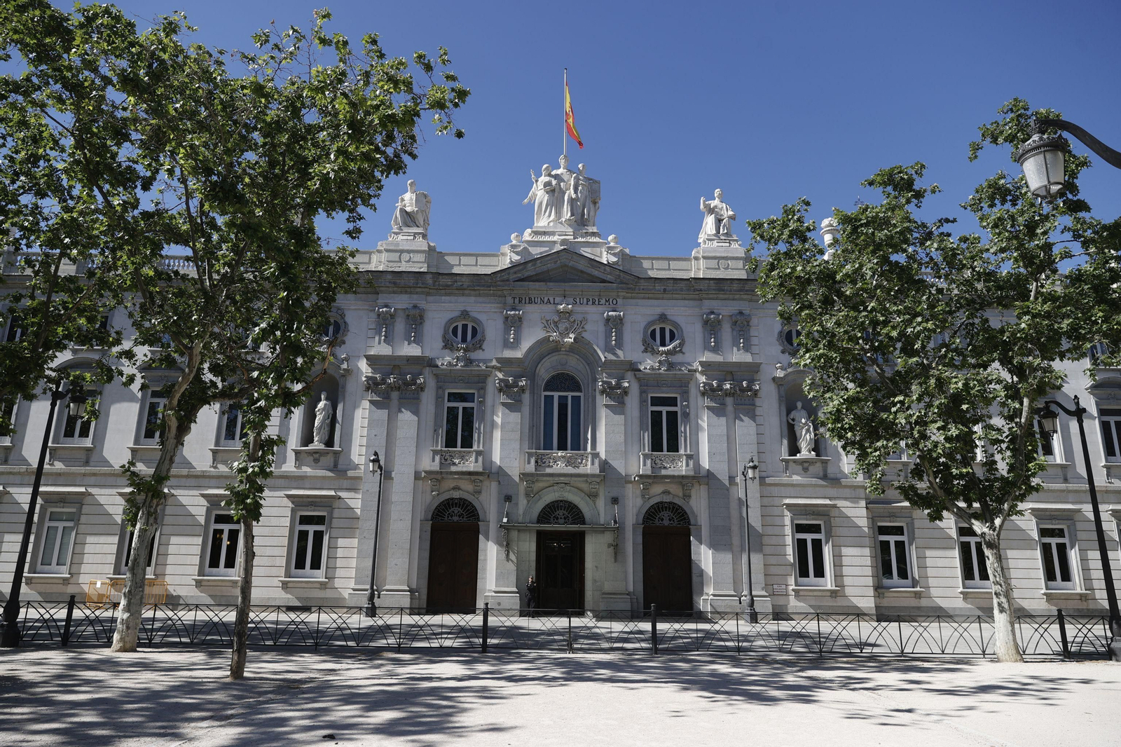 Fachada principal del Tribunal Supremo. Fachada principal del Tribunal Supremo.