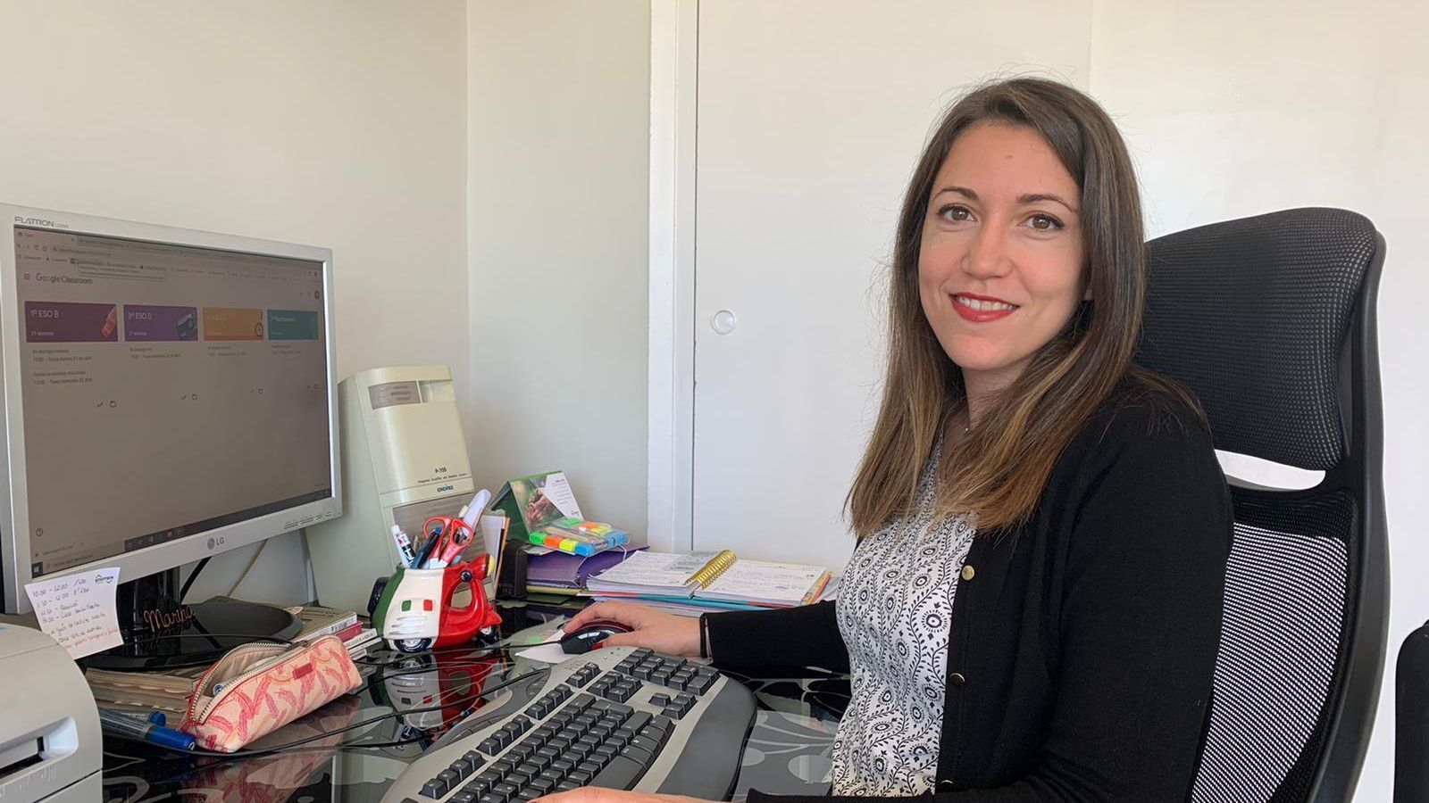 La profesora de Lengua y Literatura Marina Cabeza frente a su ordenador.